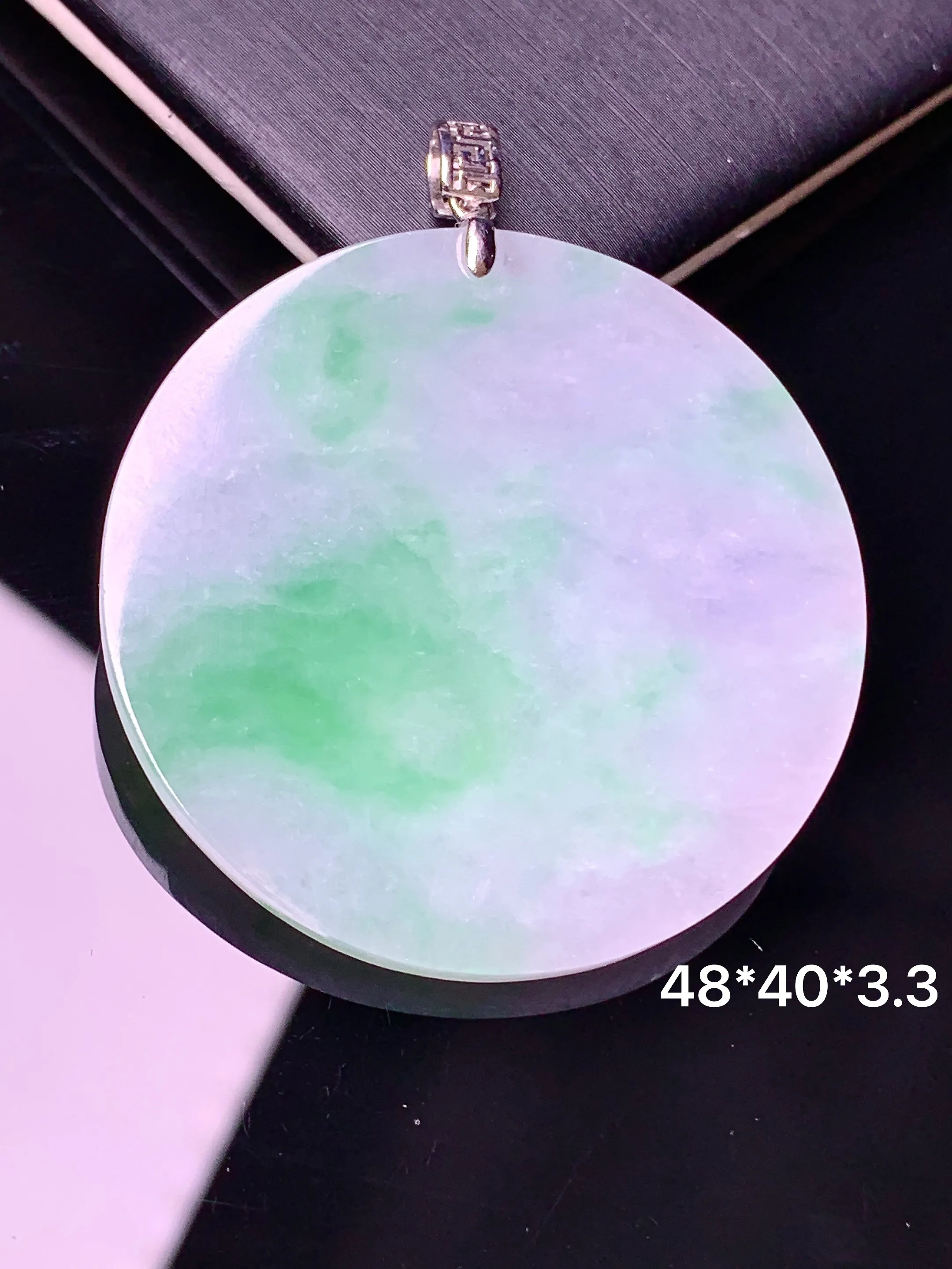18k金镶嵌飘绿圆吊坠 玉质细腻 水润亮眼 色泽艳丽 整体尺寸48*40*3.3