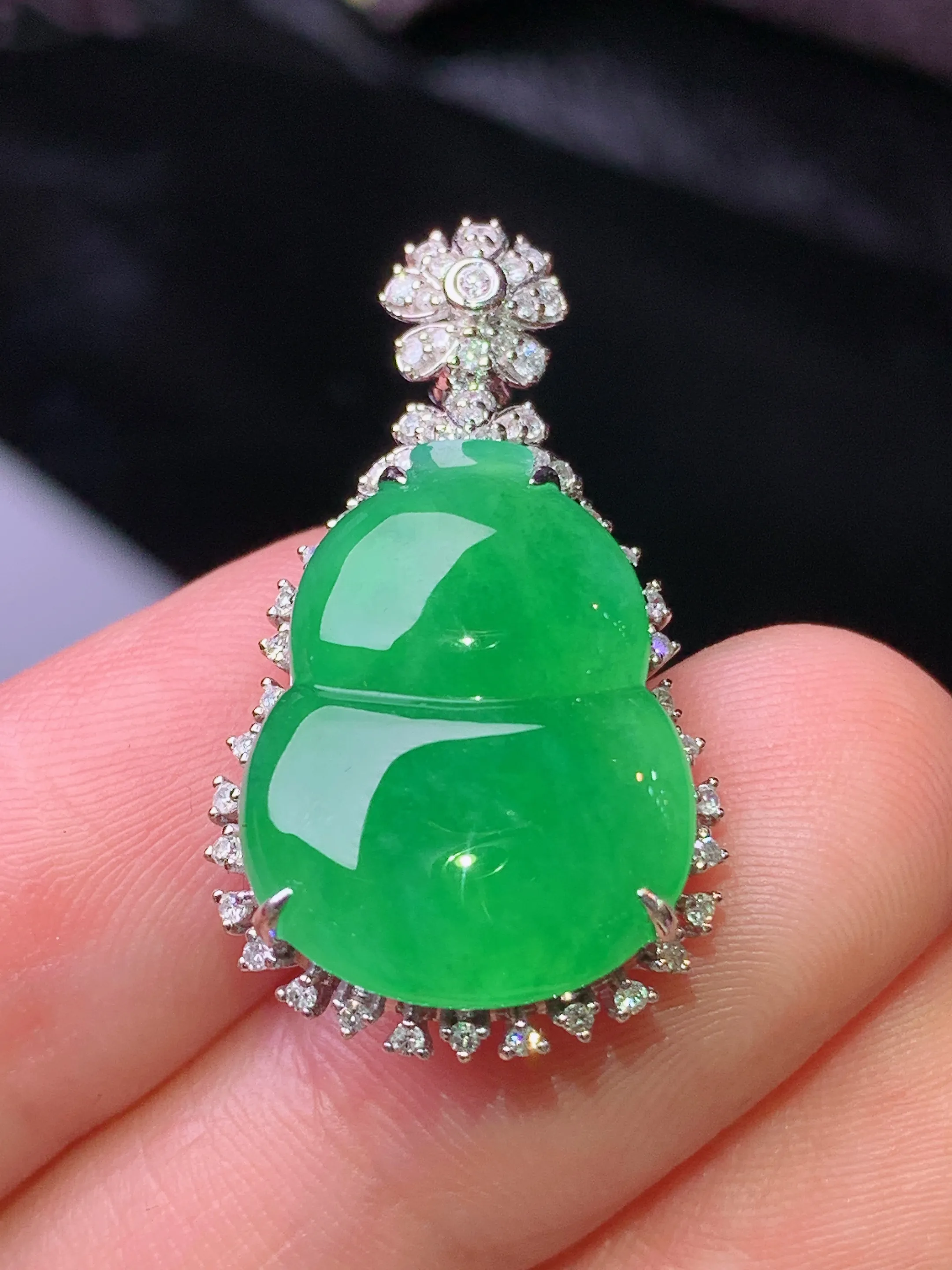 18k金钻镶嵌满绿葫芦吊坠 玉质细腻 水润亮眼 色泽艳丽 整体尺寸28.5*16.3*8.5