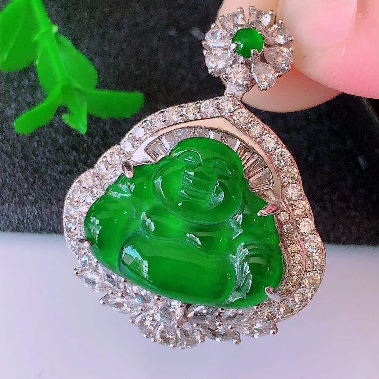 冰透满绿翡翠925银镶嵌佛公吊坠，自然光实拍，翠色灵动，颜色漂亮，种老水足，品相佳，佩戴佳品！#97.7整体34.5*26.5*12.8裸石20*15.5