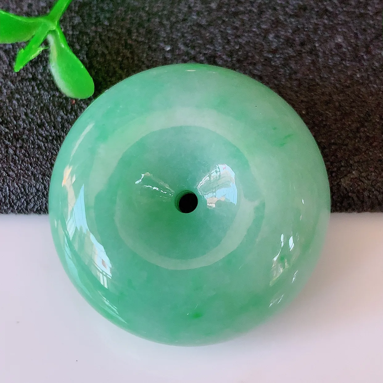 自然光实拍，冰润满绿翡翠平安扣吊坠，形体饱满圆润，平安扣肥嘟嘟的，平平安安，种水很好，配戴精美！#05.7