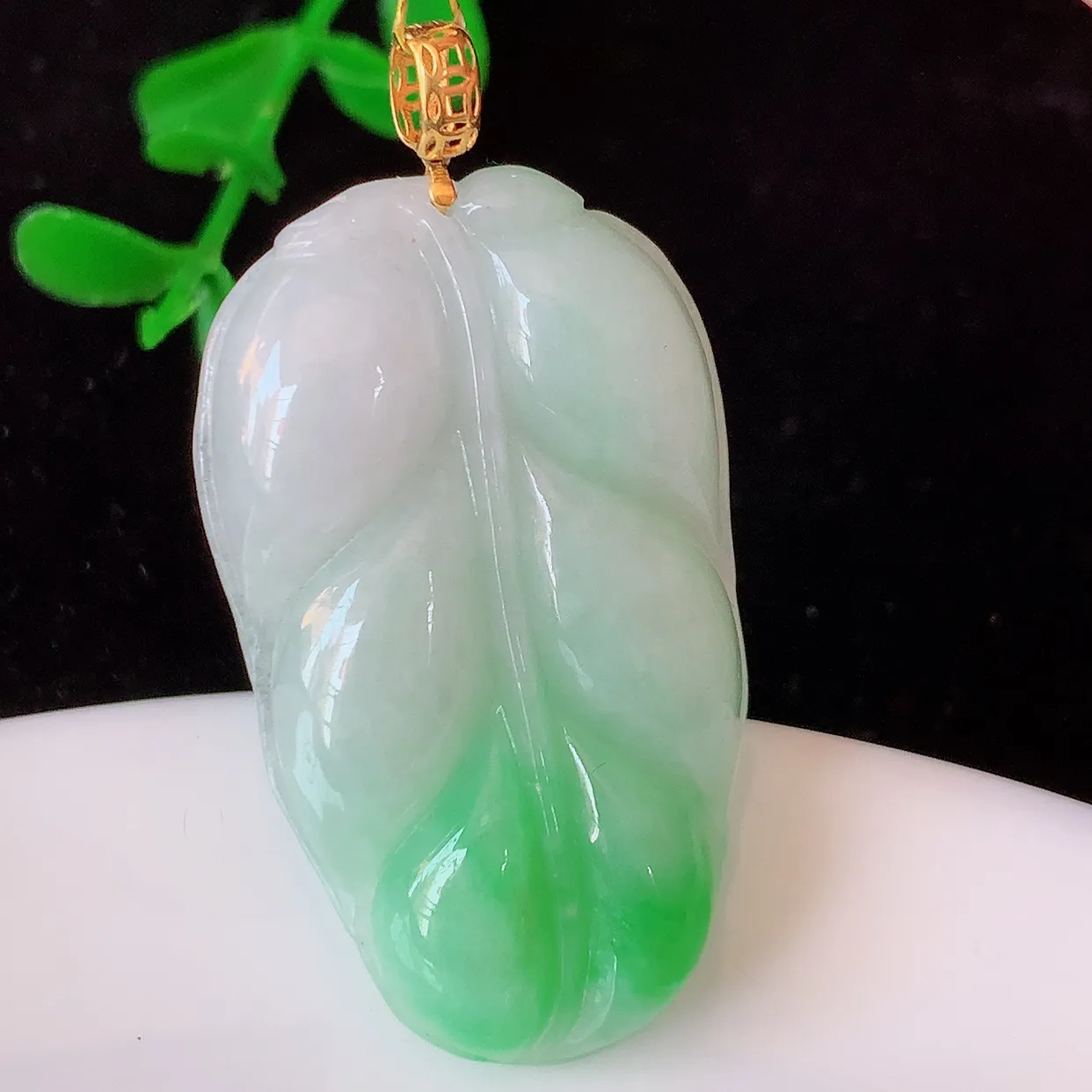 18K金镶嵌飘绿翡翠叶子吊坠 ，种水足，色泽清新，工艺精湛，叶子寓意美好；金枝玉叶，事业有成。#35