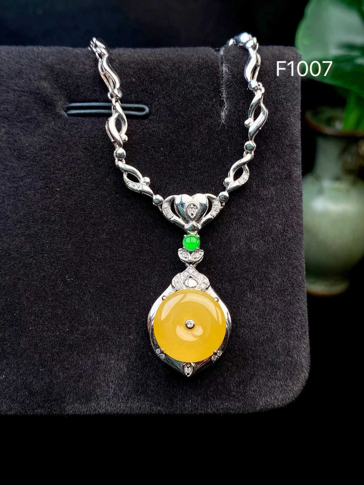 【冰种黄翡平安扣】质地非常细腻，冰润十足，种老冰透，收藏品质，18k金钻镶嵌，裸石尺寸11.2*2.