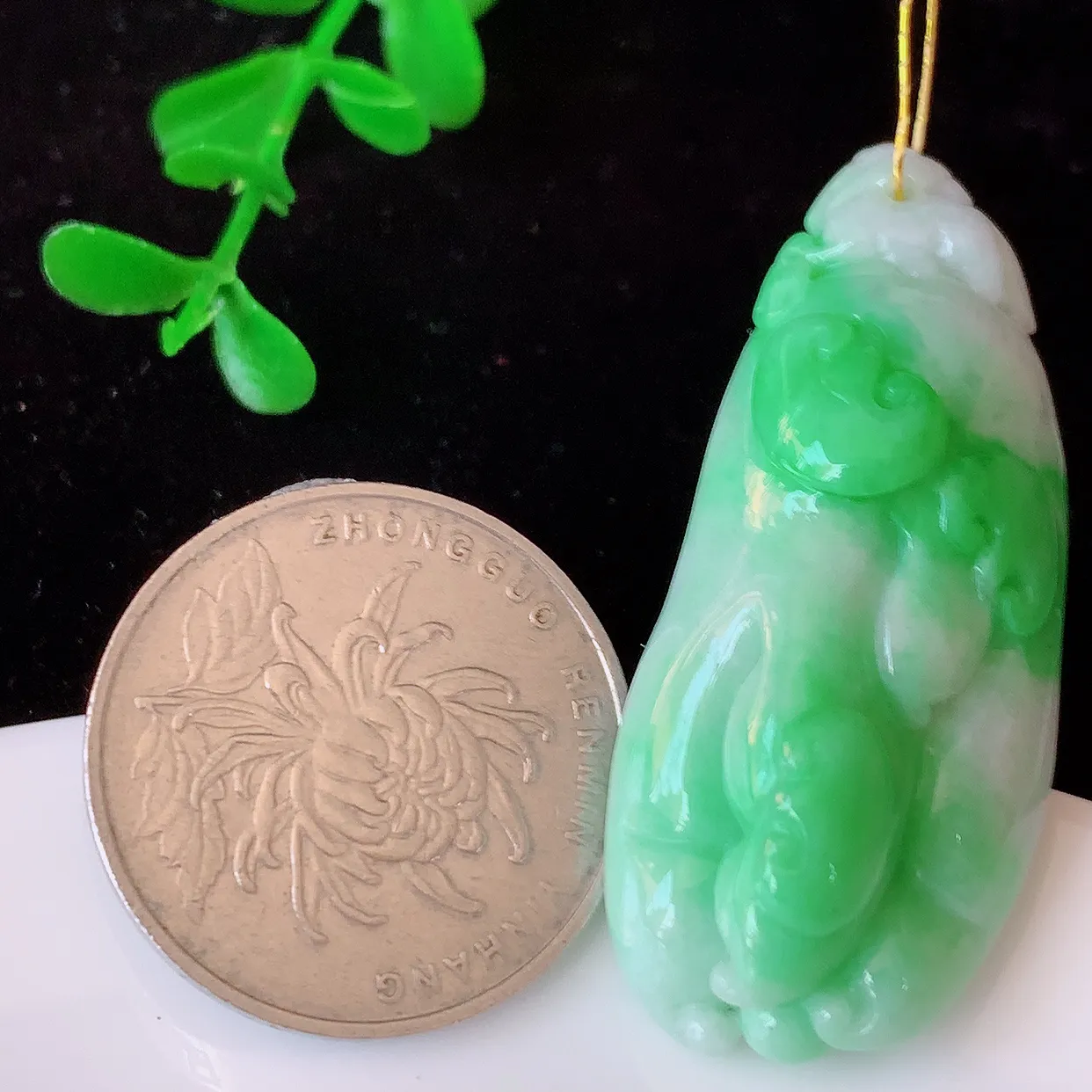 自然光实拍，冰润飘绿翡翠佛手瓜吊坠，翠色灵动，种老水足，寓意好，品相佳，佩戴佳品！#35.7