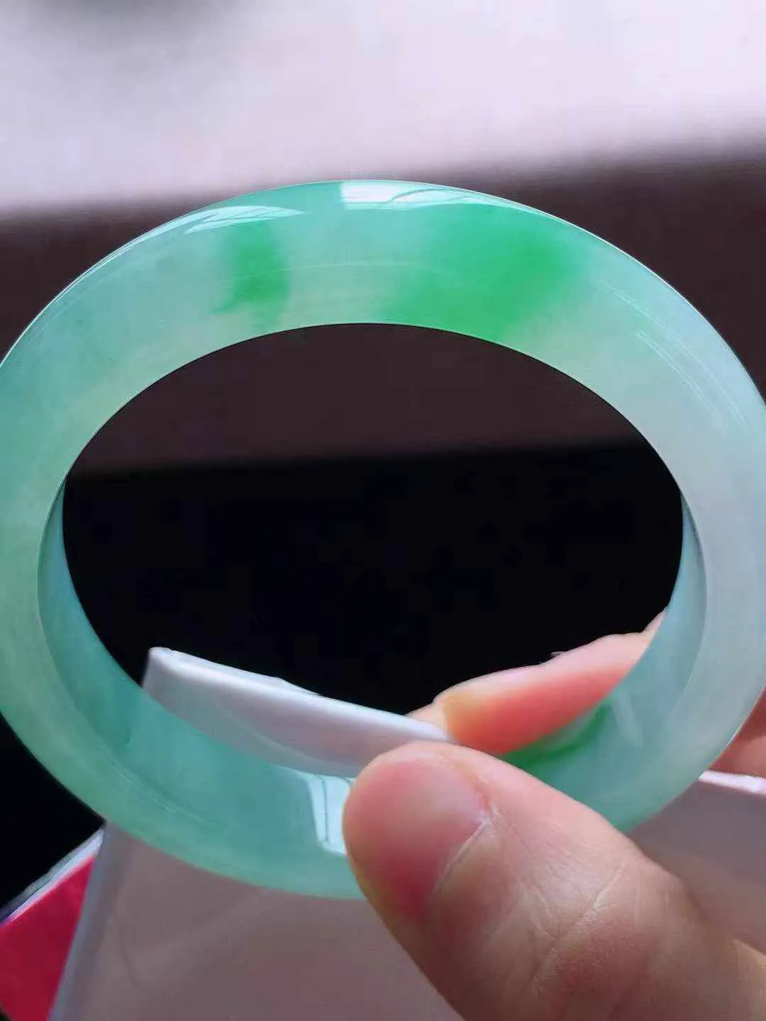 【翡翠名称】老种冰飘绿51.8正圈口翡翠手镯
【翡翠尺寸】51.8*11.8*8mm适合51-53正圈口佩戴
【翡翠描述】缅甸天然翡翠A货，种老水足，玉质细腻，色泽靓丽，性价比高，佩戴效果好！