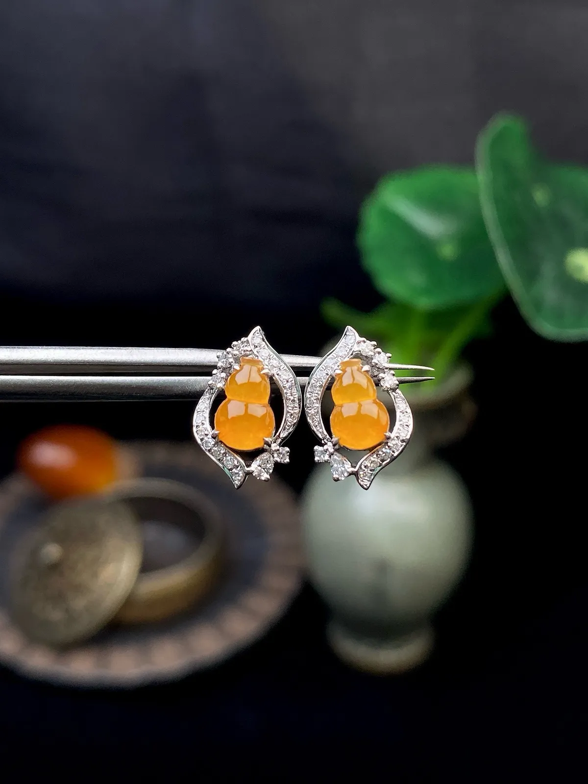 【冰种黄翡葫芦耳坠】金枝玉叶，质地细润，起刚起荧光，18K金钻镶嵌，裸石尺寸12.4*8.1*4.5毫米