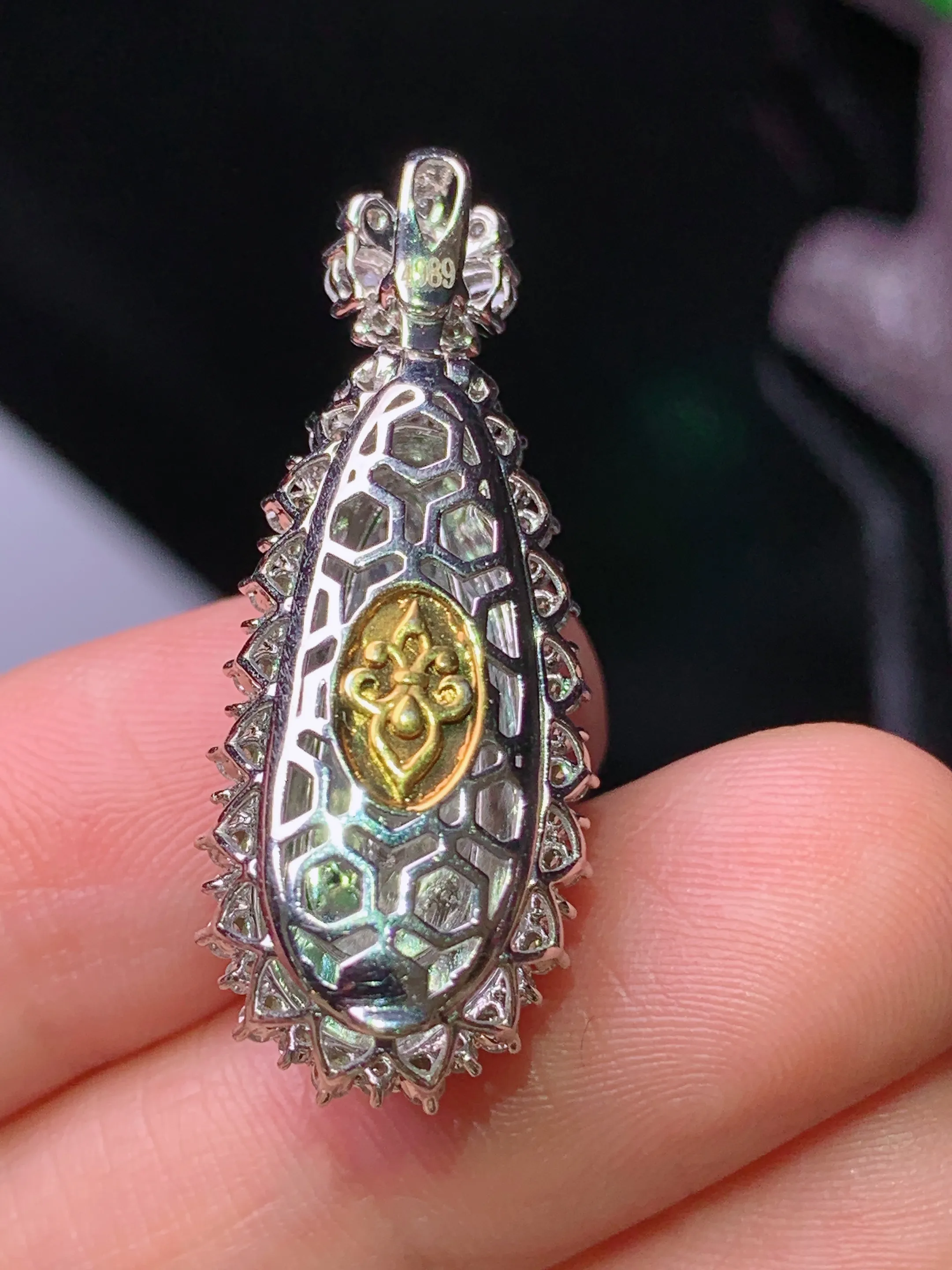 18k金钻镶嵌满绿四季豆吊坠 玉质细腻 水润亮眼 色泽艳丽 整体尺寸32.5*13*10.2