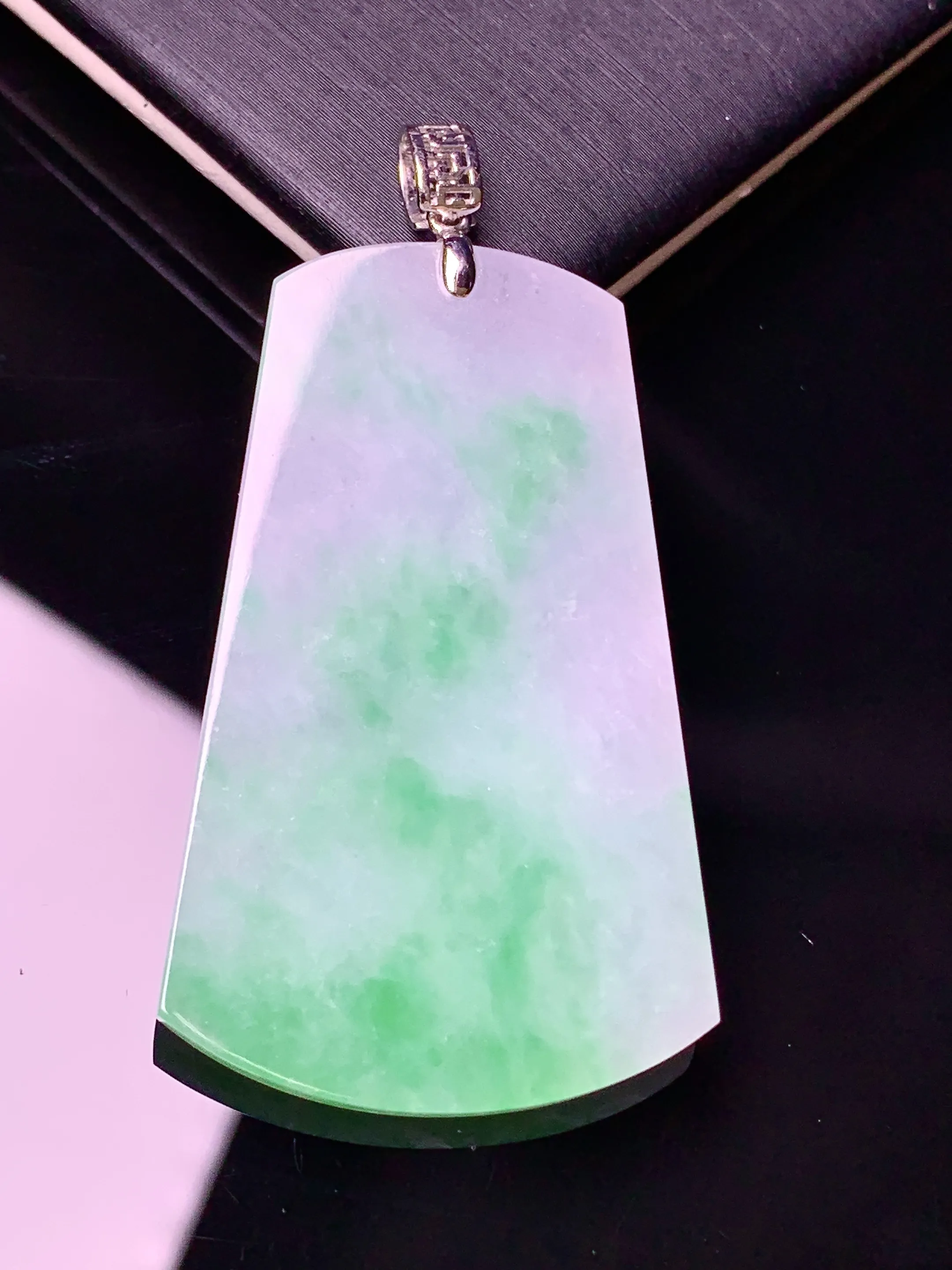 18k金镶嵌飘绿无事牌吊坠 玉质细腻 水润亮眼 色泽艳丽 整体尺寸51.6*26.6*3.2