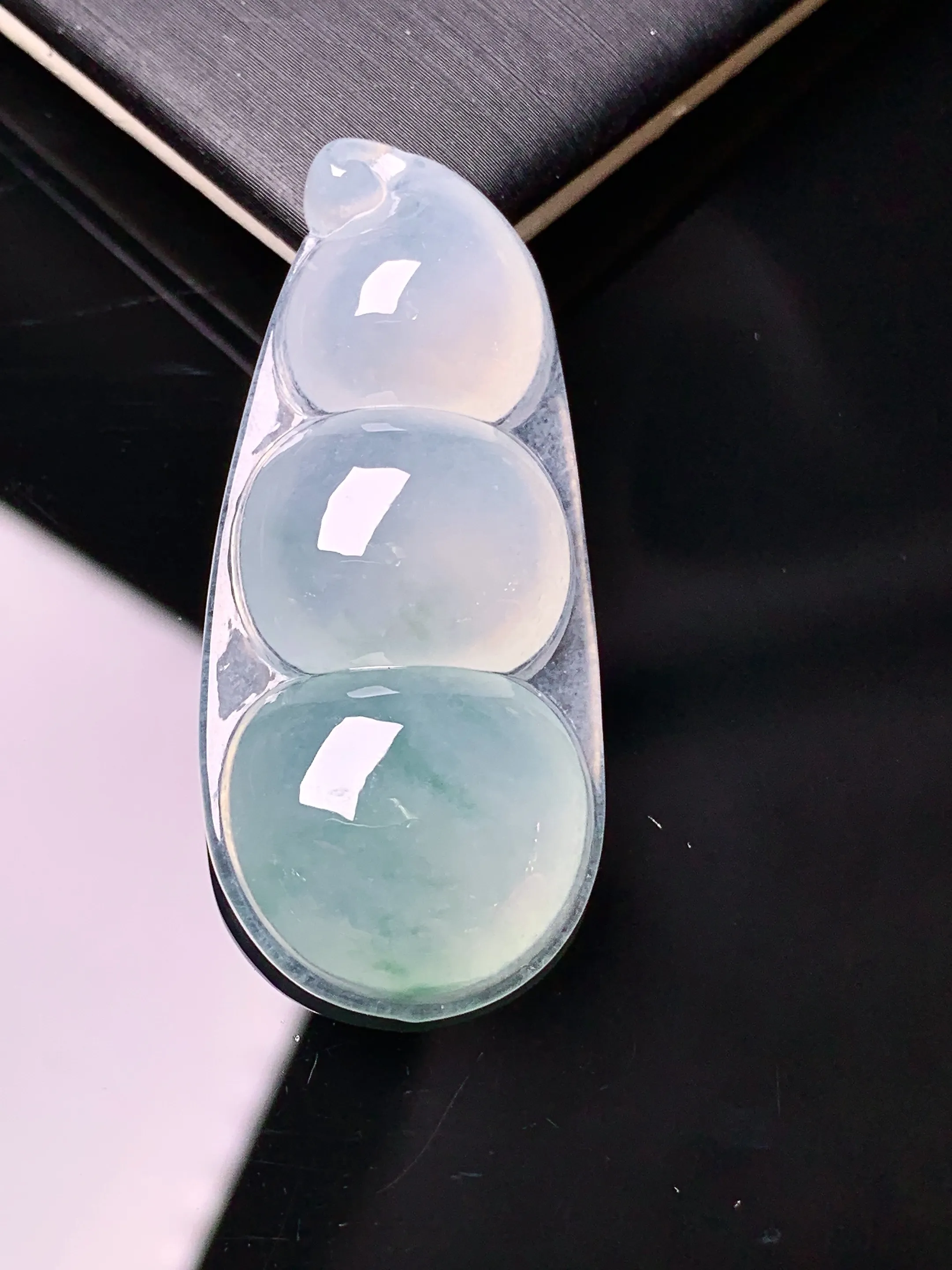 冰种四季豆吊坠 玉质细腻 水润亮眼 色泽艳丽 整体尺寸43.2*19.5*6.8