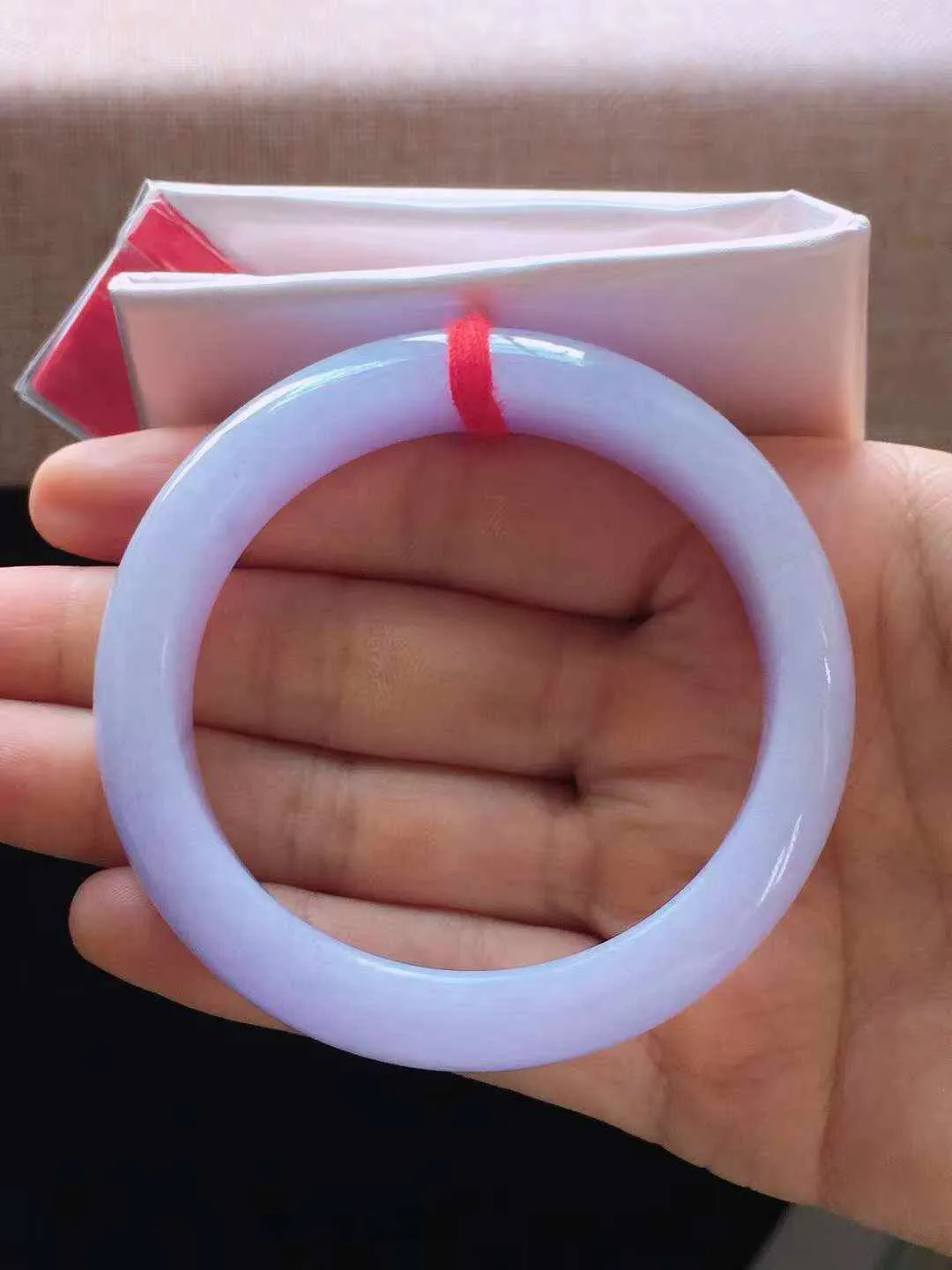 【翡翠名称】冰润紫罗兰53正圈口翡翠手镯
【翡翠尺寸】53*12.5*8mm适合52-54正圈口佩戴
【翡翠描述】缅甸天然翡翠A货，种老水足，玉质细腻，色泽靓丽，性价比高，佩戴效果好！