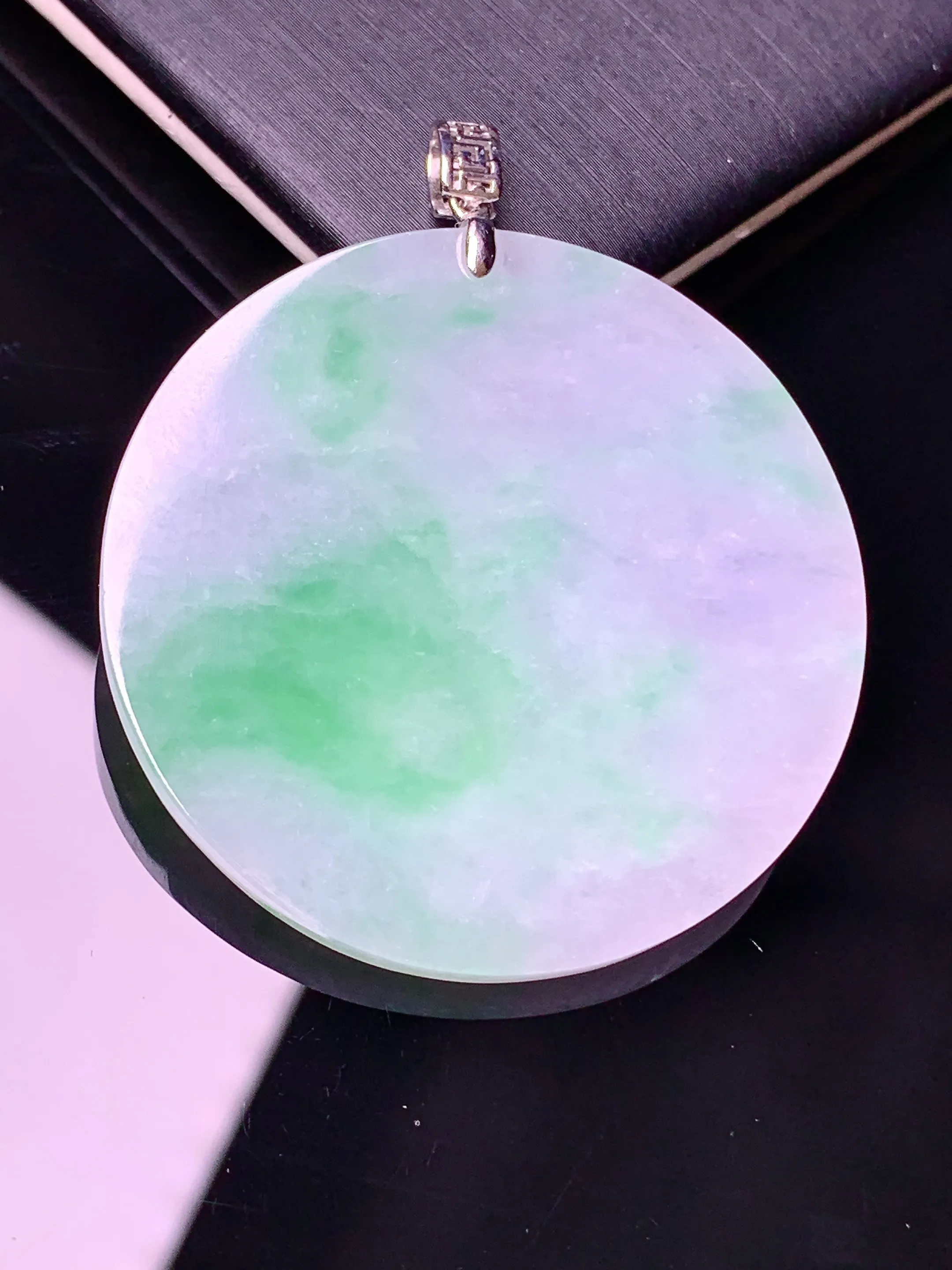 18k金镶嵌飘绿圆吊坠 玉质细腻 水润亮眼 色泽艳丽 整体尺寸48*40*3.3