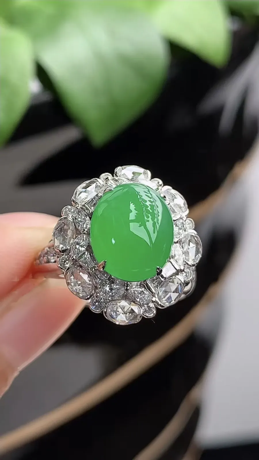 a货翡翠老坑冰种18K金伴钻镶嵌阳绿蛋面戒指 圈口17.6裸石尺寸10.7×8.6mm 重量6.14g 1209