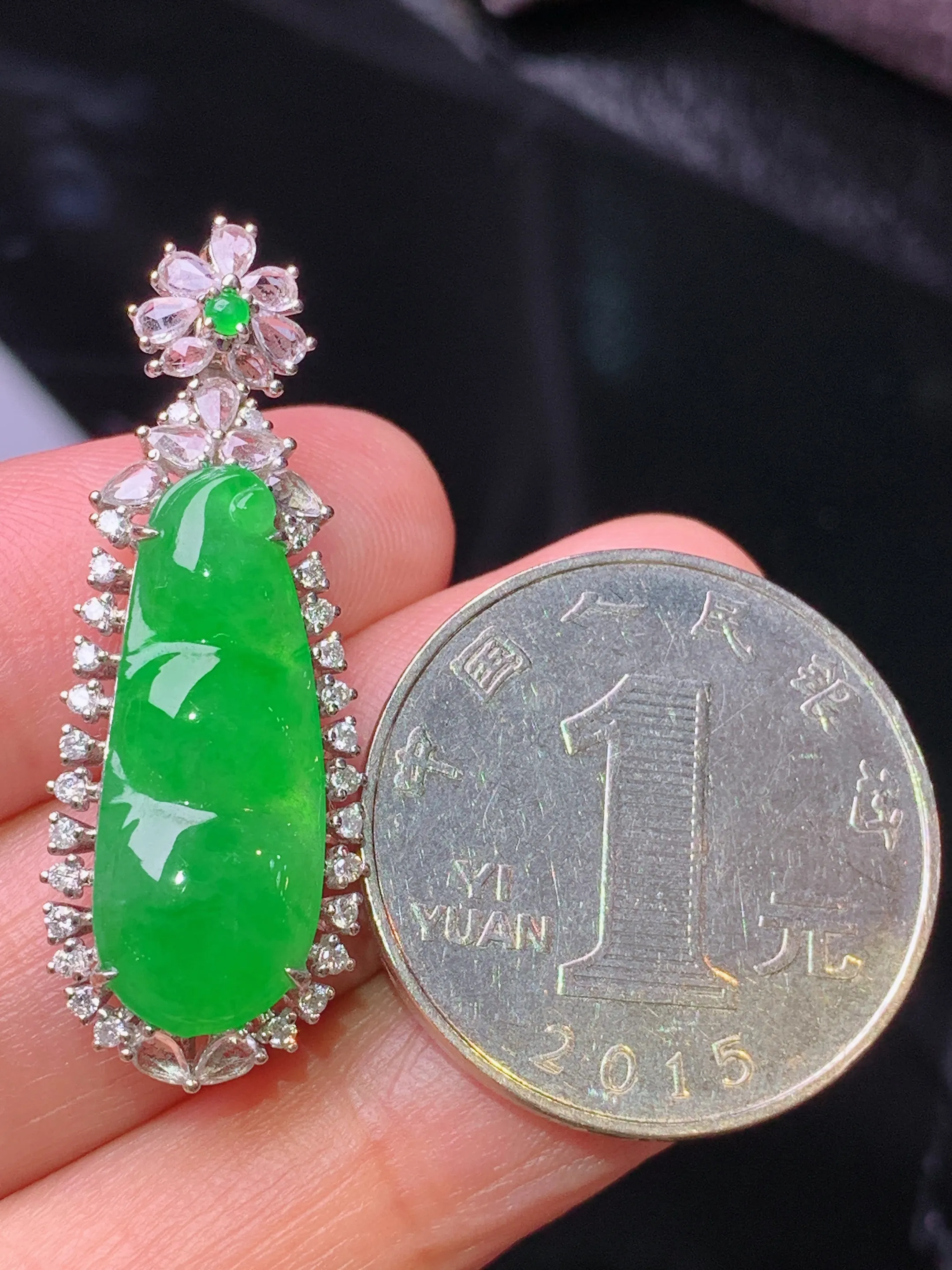 18k金钻镶嵌满绿四季豆吊坠 玉质细腻 水润亮眼 色泽艳丽 整体尺寸35.5*13*6.5