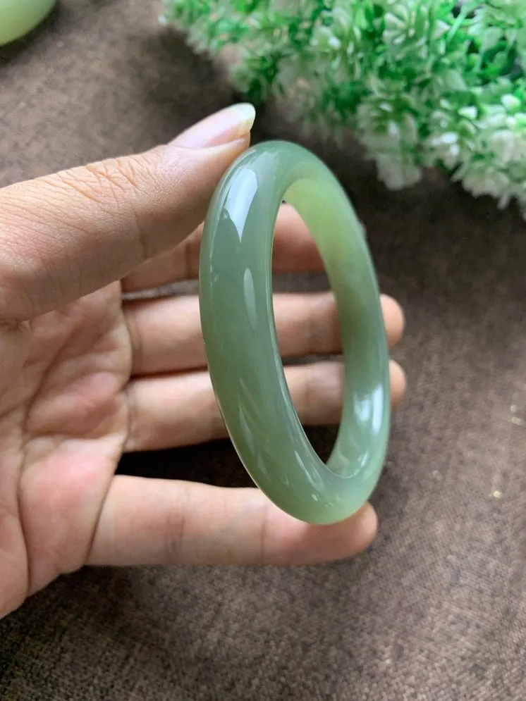 和田玉56.5圈口清水色手镯，玉质细腻油润 底色纯净 脂粉好，品质好。