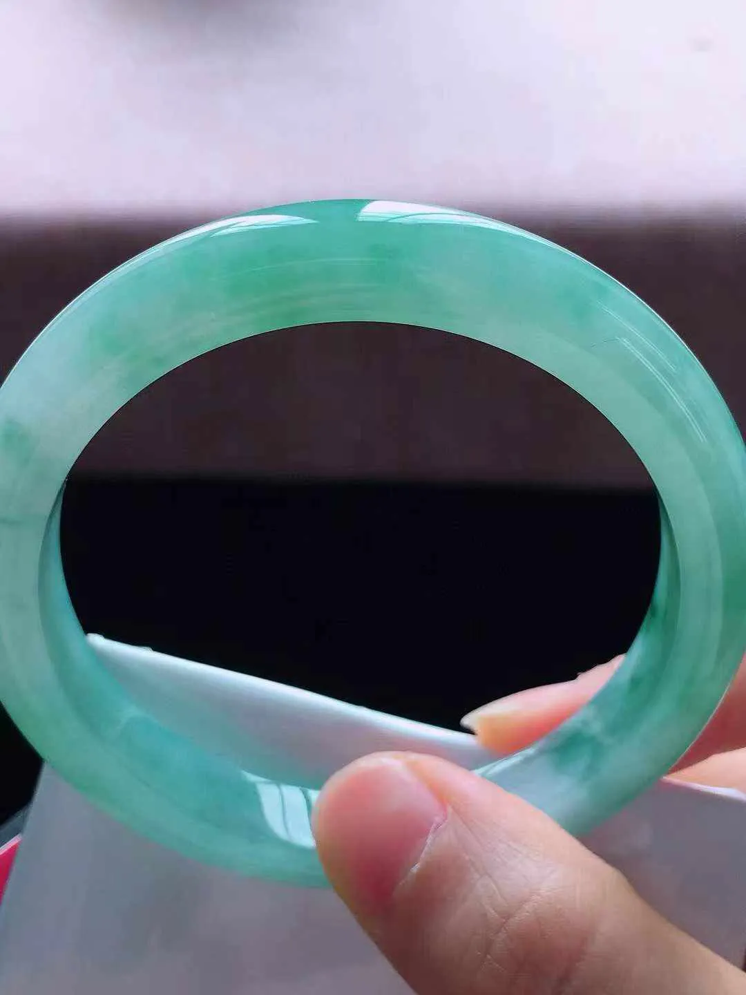 【翡翠名称】老种冰飘花55.3正圈口翡翠手镯
【翡翠尺寸】55.2*9.8*8mm适合54-56正圈口佩戴
【翡翠描述】缅甸天然翡翠A货，种老水足，玉质细腻，色泽靓丽，性价比高，佩戴效果好！