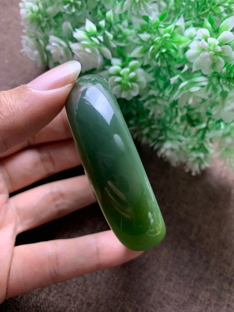 和田玉56.6圈口碧玉菠菜绿宽版手镯，玉质细腻油润 底色纯净 脂粉好，品质高