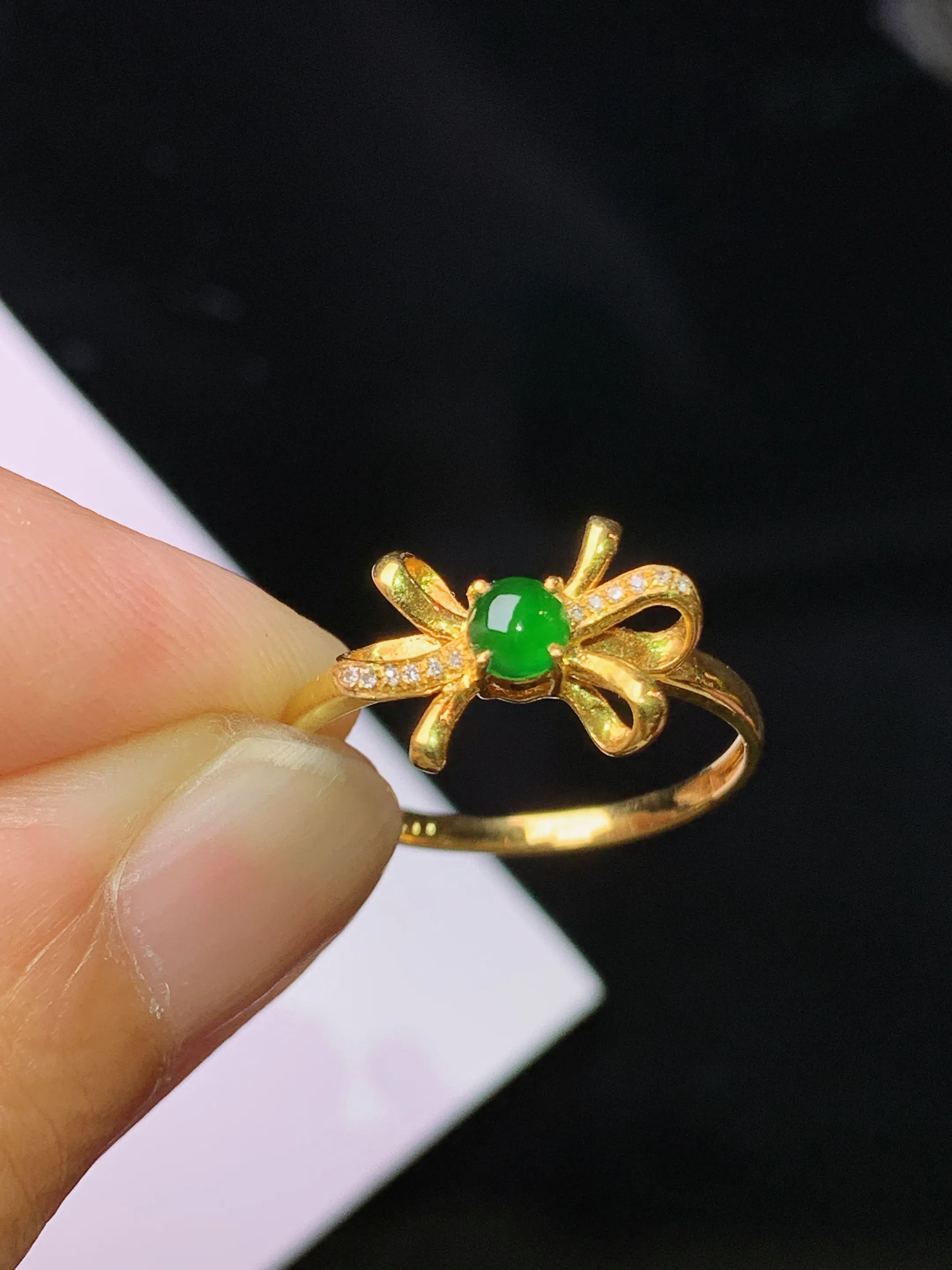 18k金钻镶嵌满绿蛋面戒指 玉质细腻 水润亮眼 色泽艳丽 圈口14 裸石尺寸3.5*2