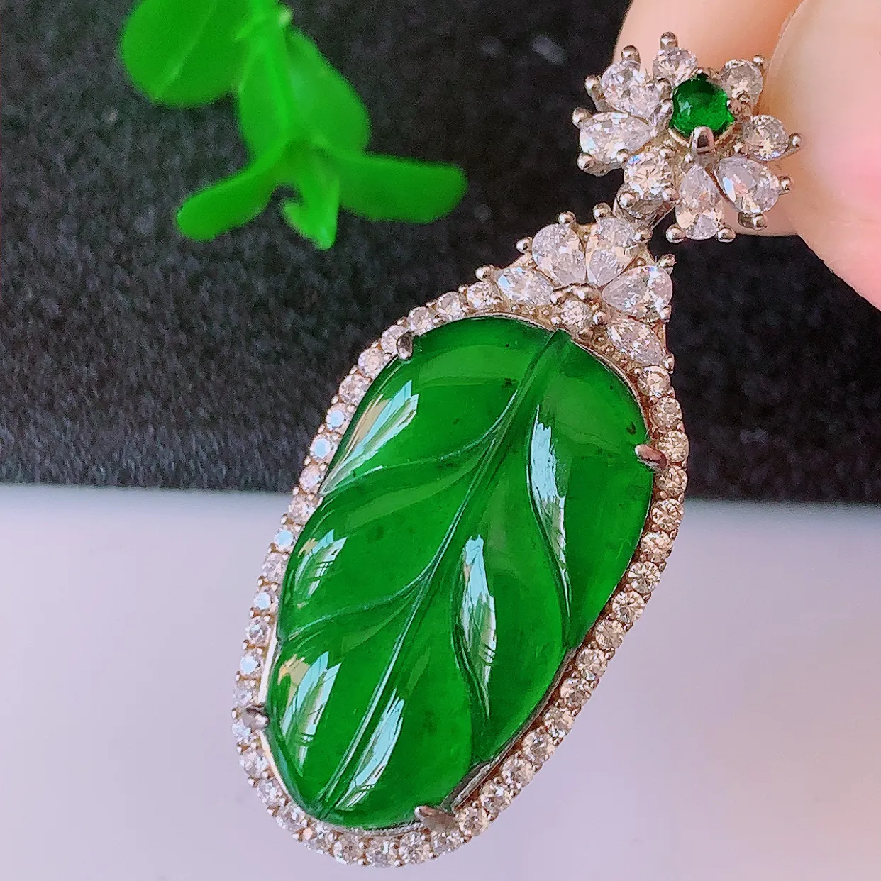 冰透满绿翡翠925银镶嵌叶子吊坠，自然光实拍，翠色灵动，颜色漂亮，种老水足，品相佳，佩戴佳品！#97.7整体38.5*15.8*7.8裸石23*13