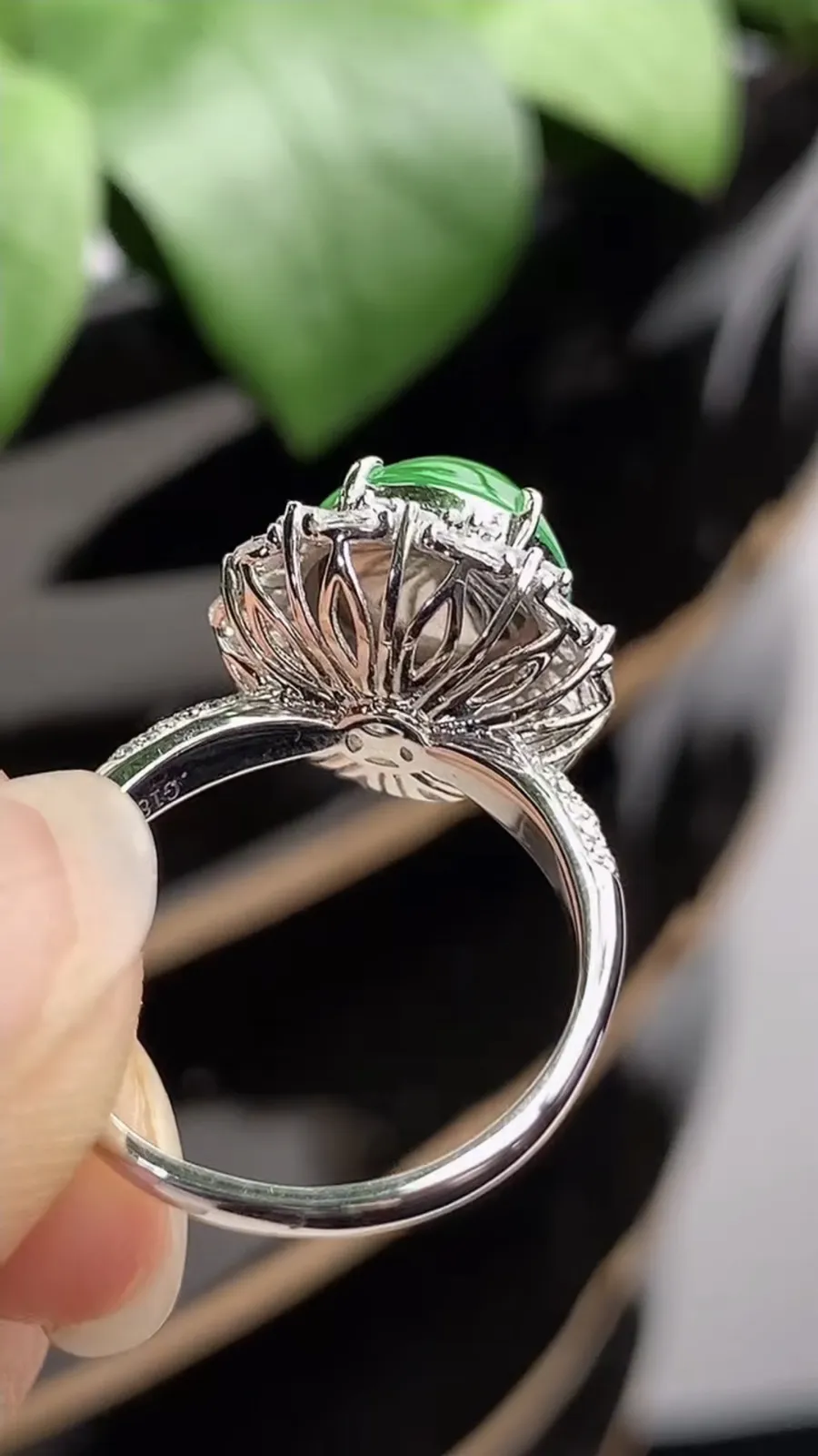 a货翡翠老坑冰种18K金伴钻镶嵌阳绿蛋面戒指 圈口17.4裸石尺寸9.6×9.2mm 重量4.45g 1209