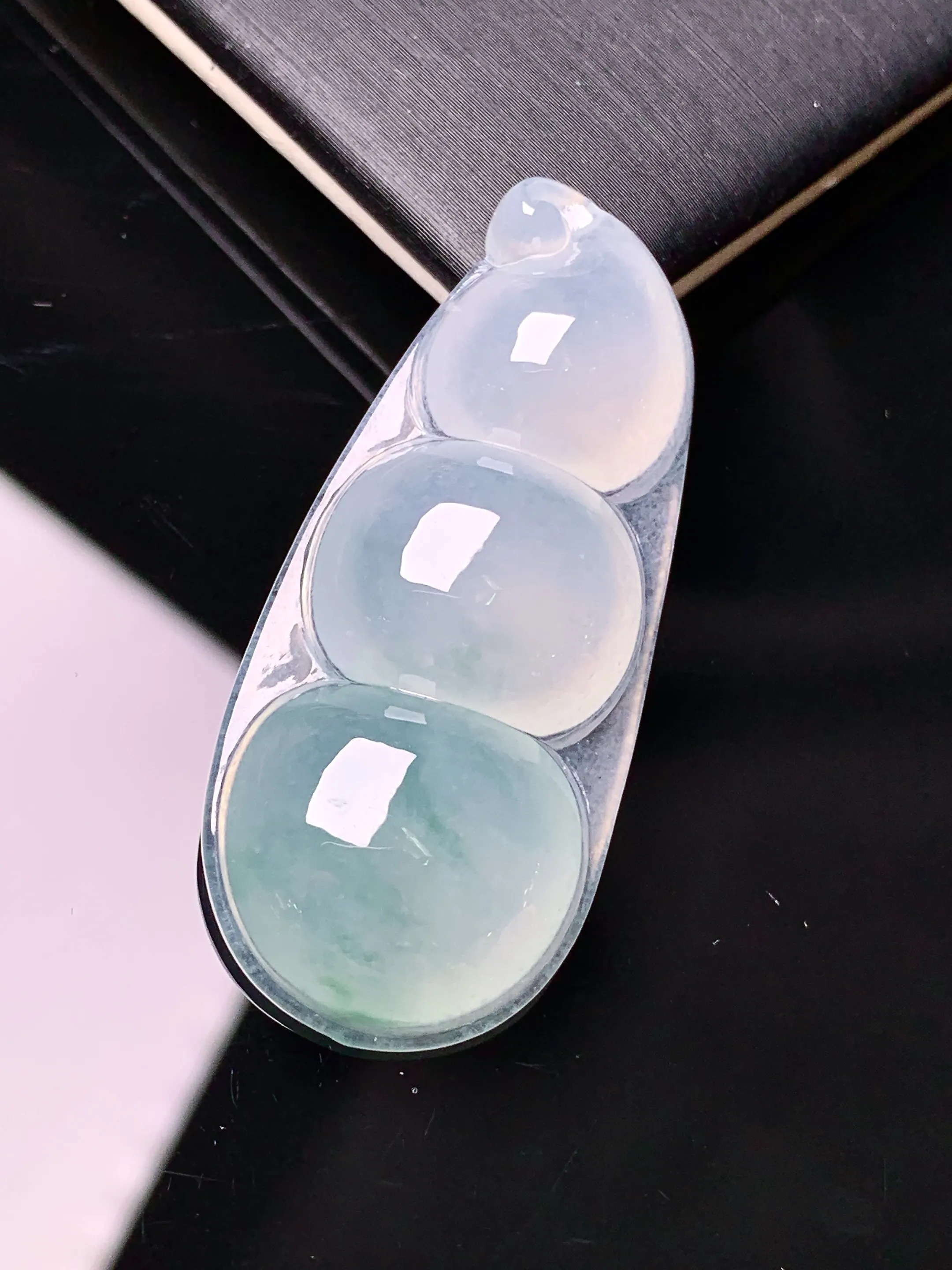 冰种四季豆吊坠 玉质细腻 水润亮眼 色泽艳丽 整体尺寸43.2*19.5*6.8