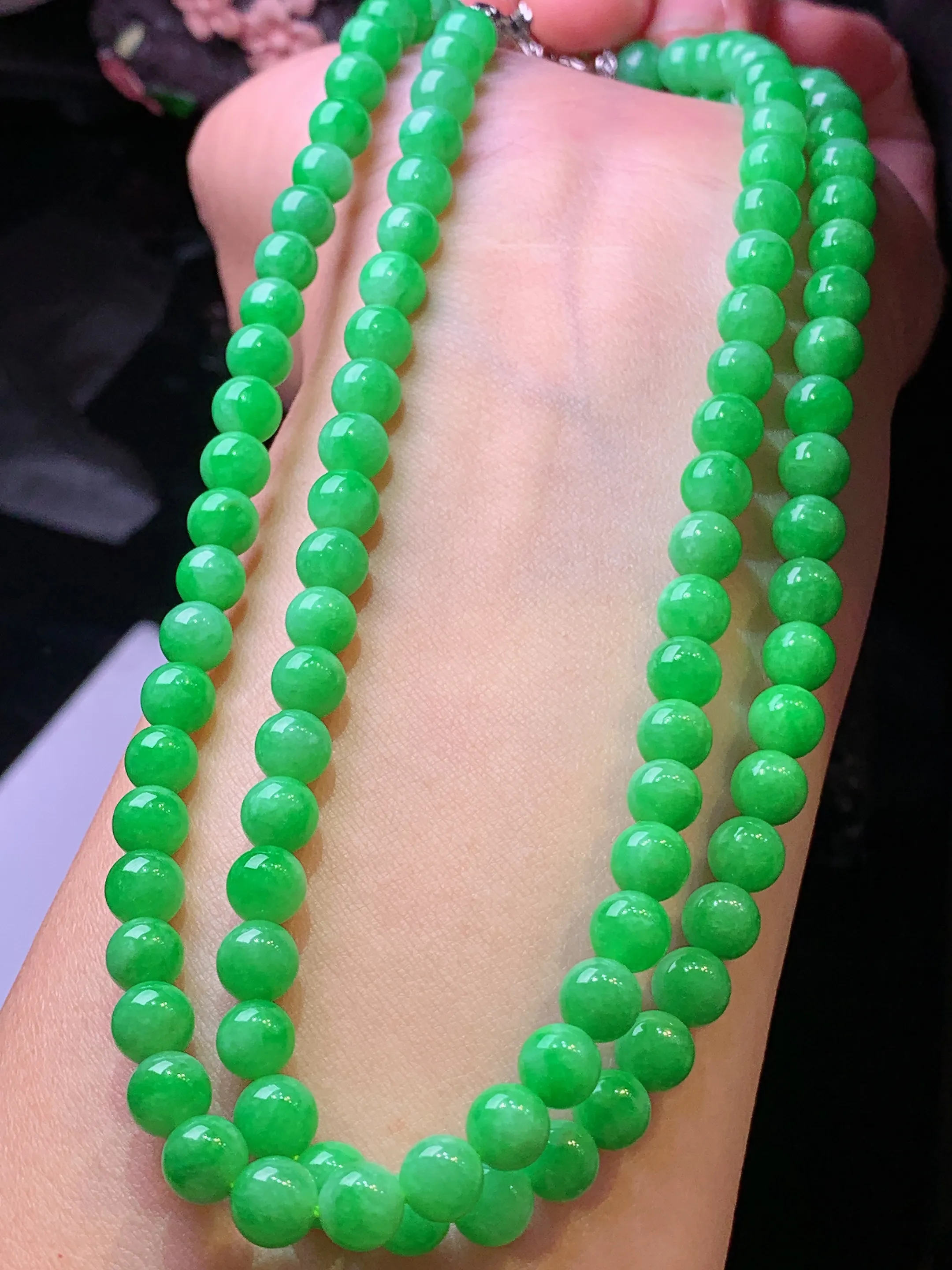 果绿圆珠项链 玉质细腻 水润亮眼 色泽艳丽 整体尺寸6
