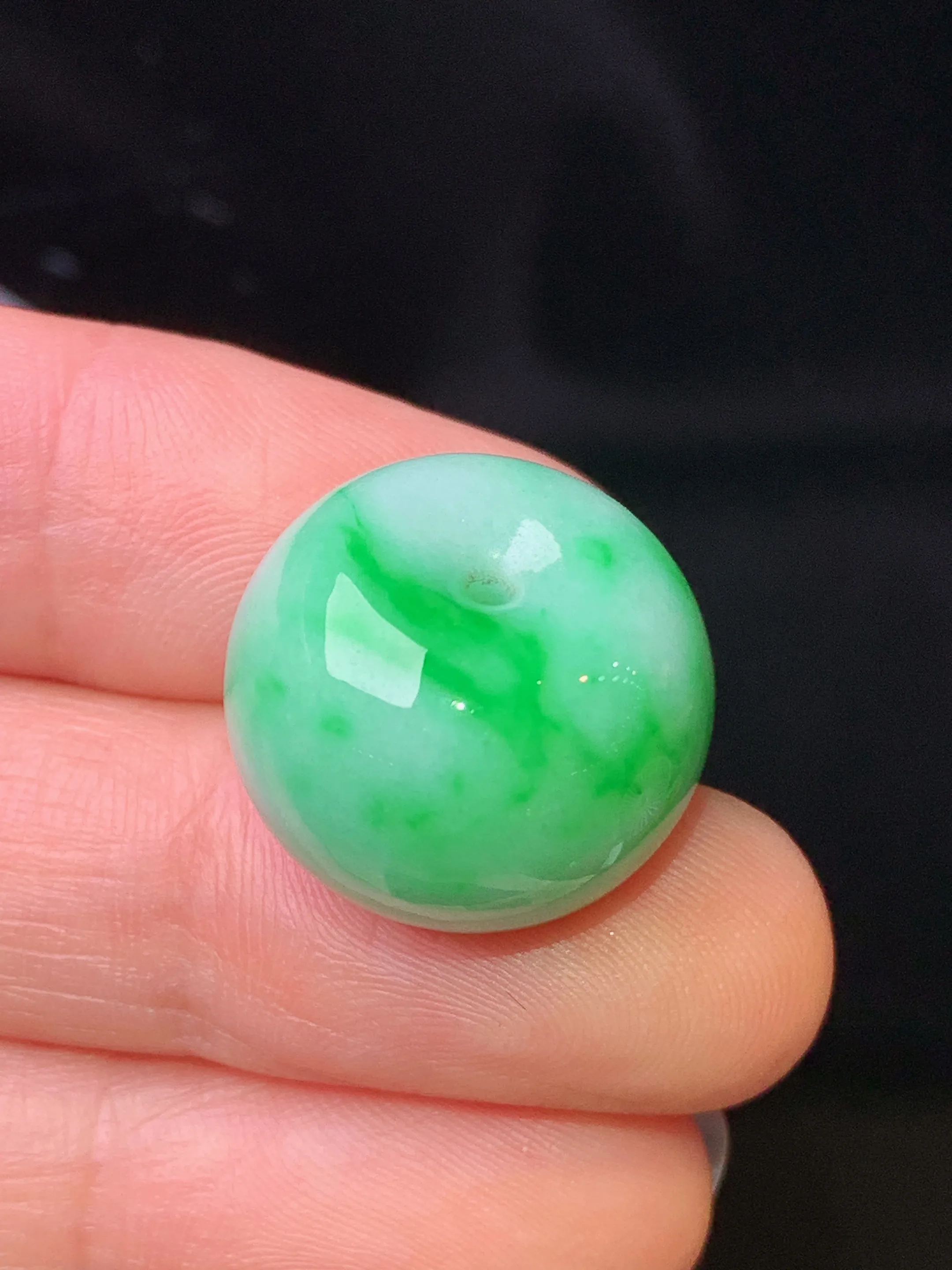 翠绿路路通吊坠 玉质细腻 水润亮眼 色泽艳丽 整体尺寸17.6*13