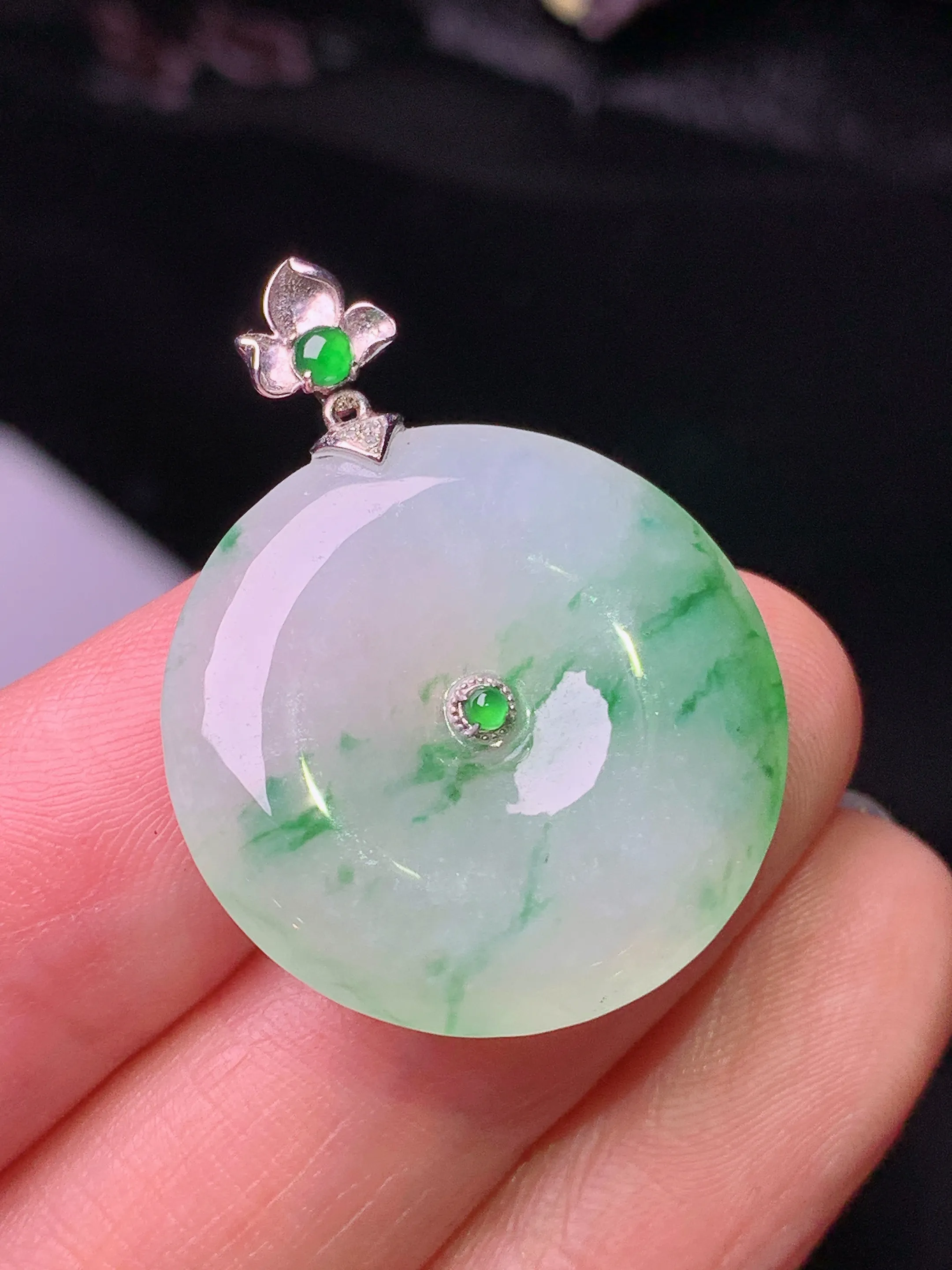 18k金镶嵌飘绿平安扣吊坠 玉质细腻 水润亮眼 色泽艳丽 整体尺寸31.2*23.8*4.8