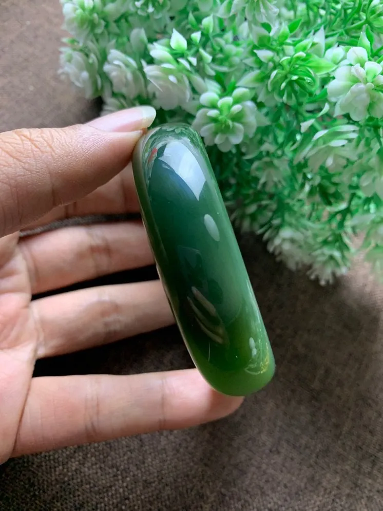 和田玉56.6圈口碧玉菠菜绿宽版手镯，玉质细腻油润 底色纯净 脂粉好，品质高