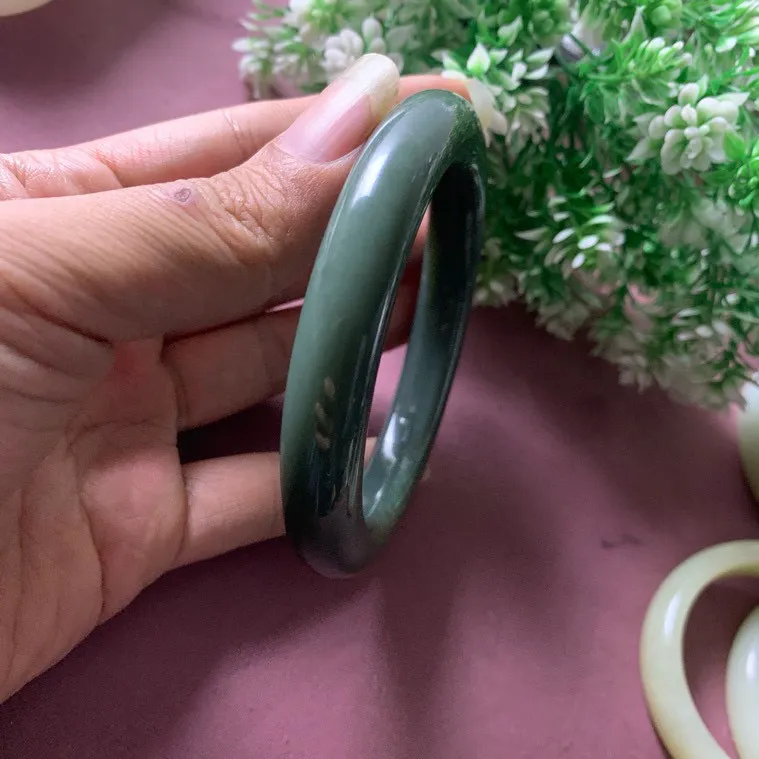 和田玉62.5圈口瓷蓝色手镯，玉质细腻油润 底色纯净 脂粉好，品质高。