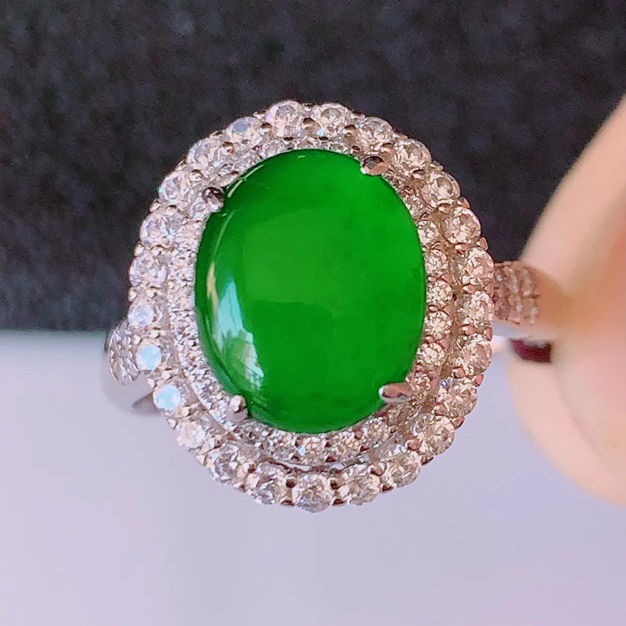 冰透满绿翡翠925银镶嵌戒指，自然光实拍，翠色灵动，颜色漂亮，种老水足，品相佳，佩戴佳品！#97.7（圈口可调大小）整体26*17*7.5裸石10*8