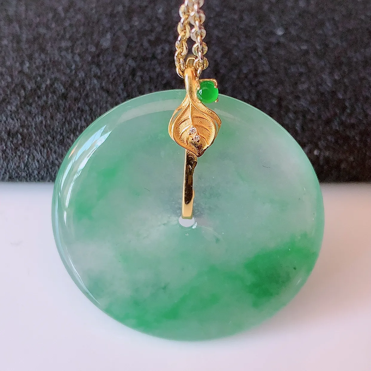 自然光实拍，18K金镶嵌冰种飘花翡翠平安扣吊坠，冰透，灵动飘逸，寓意平平安安，平安扣佩戴端庄漂亮！#41.7整体28*25*5.5裸石25*25