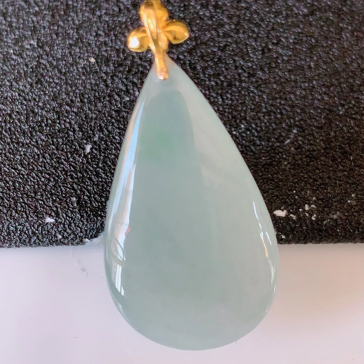 18k金镶嵌冰种翡翠水滴吊坠，沁人心脾，精致典雅的设计，为佩戴者，增添色彩，送礼自留都是佳品选择！#94.7