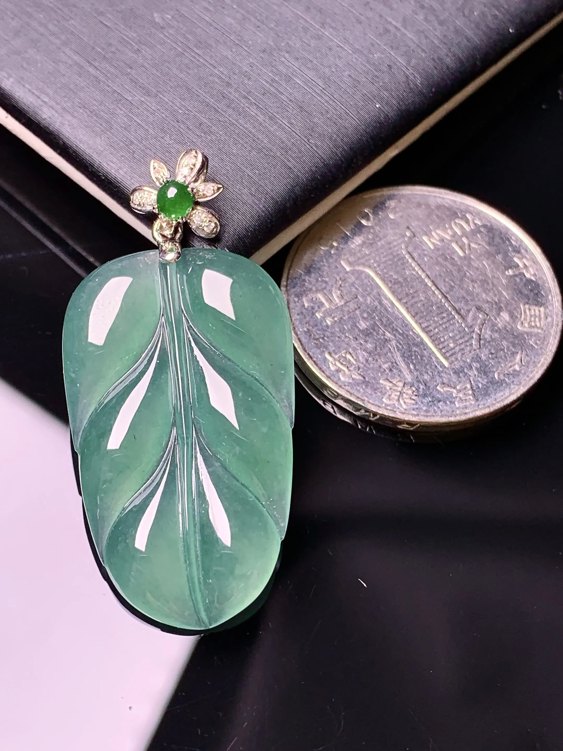 18k金镶嵌冰种树叶吊坠 玉质细腻 水润亮眼 色泽艳丽 整体尺寸38.8*18.3*3.5