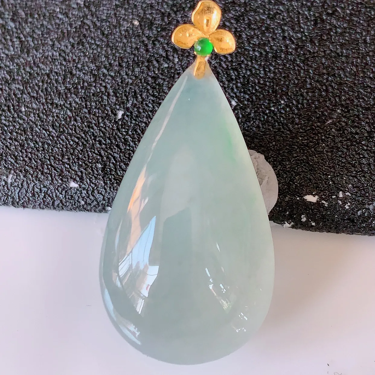 18k金镶嵌冰种翡翠水滴吊坠，沁人心脾，精致典雅的设计，为佩戴者，增添色彩，送礼自留都是佳品选择！#94.7