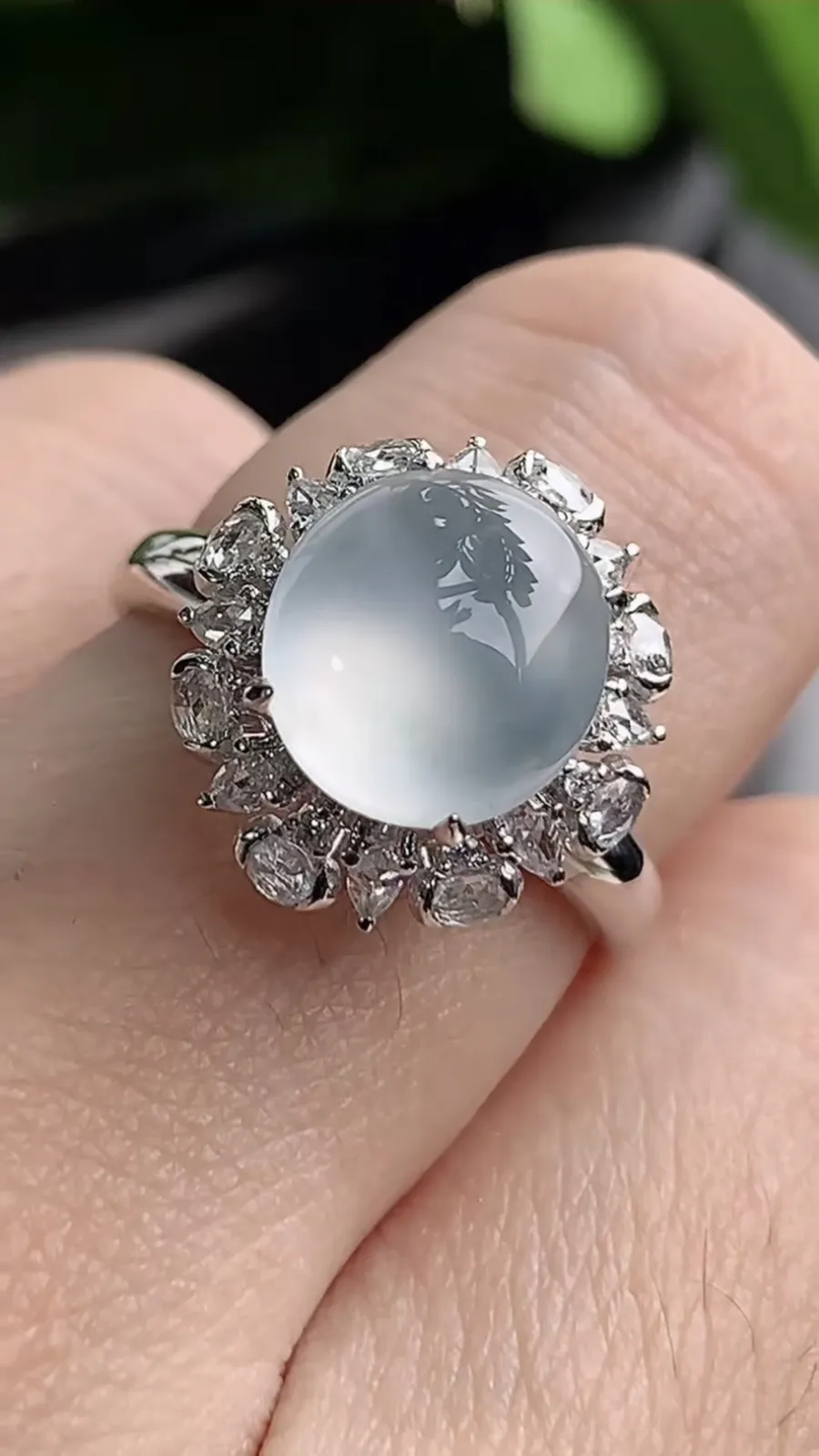 a货翡翠老坑冰种18K金伴钻镶嵌白月光蛋面戒指 圈口17.6裸石尺寸9.3×9mm 重量3.55g 1208