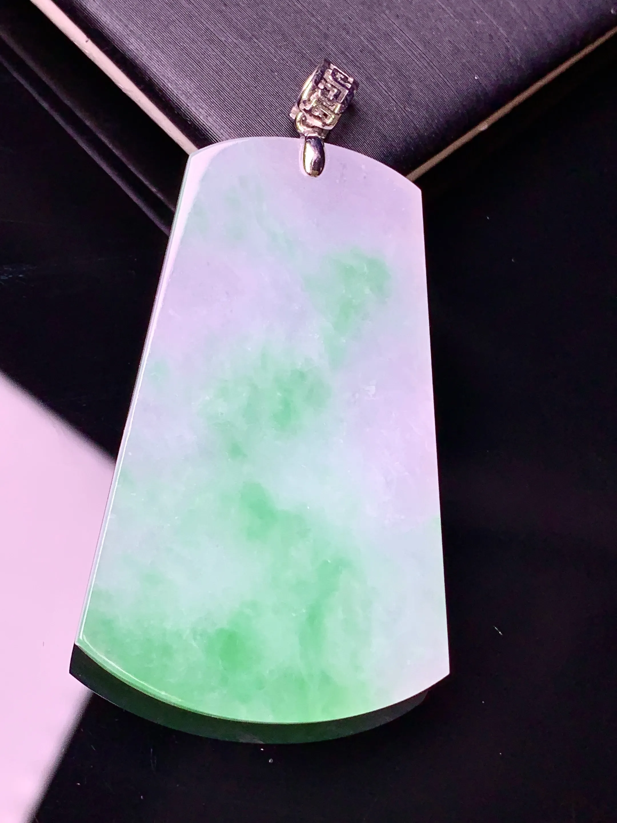 18k金镶嵌飘绿无事牌吊坠 玉质细腻 水润亮眼 色泽艳丽 整体尺寸51.6*26.6*3.2
