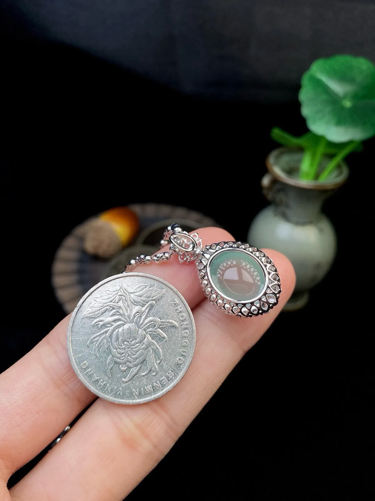 【冰种晴底蛋面吊坠】形状非常饱满，冰润通透，种老起光，胶感强烈。18K金钻镶嵌，裸石尺寸12.5*11.2*4.7毫米