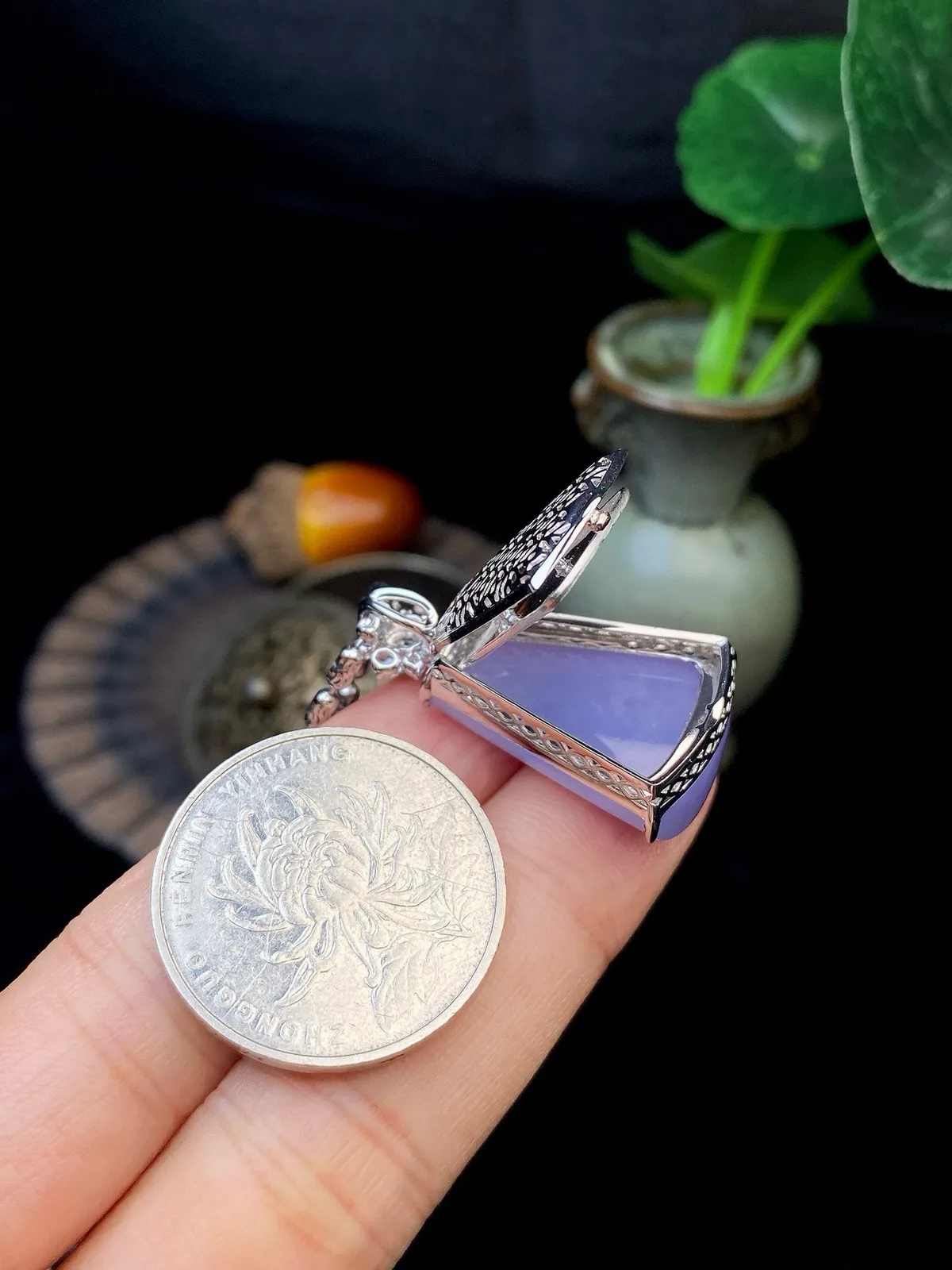 【冰种紫无事牌吊坠】质地细腻，光泽度不错，18k金钻镶嵌，裸石尺寸22.8*17.4*6.5毫米