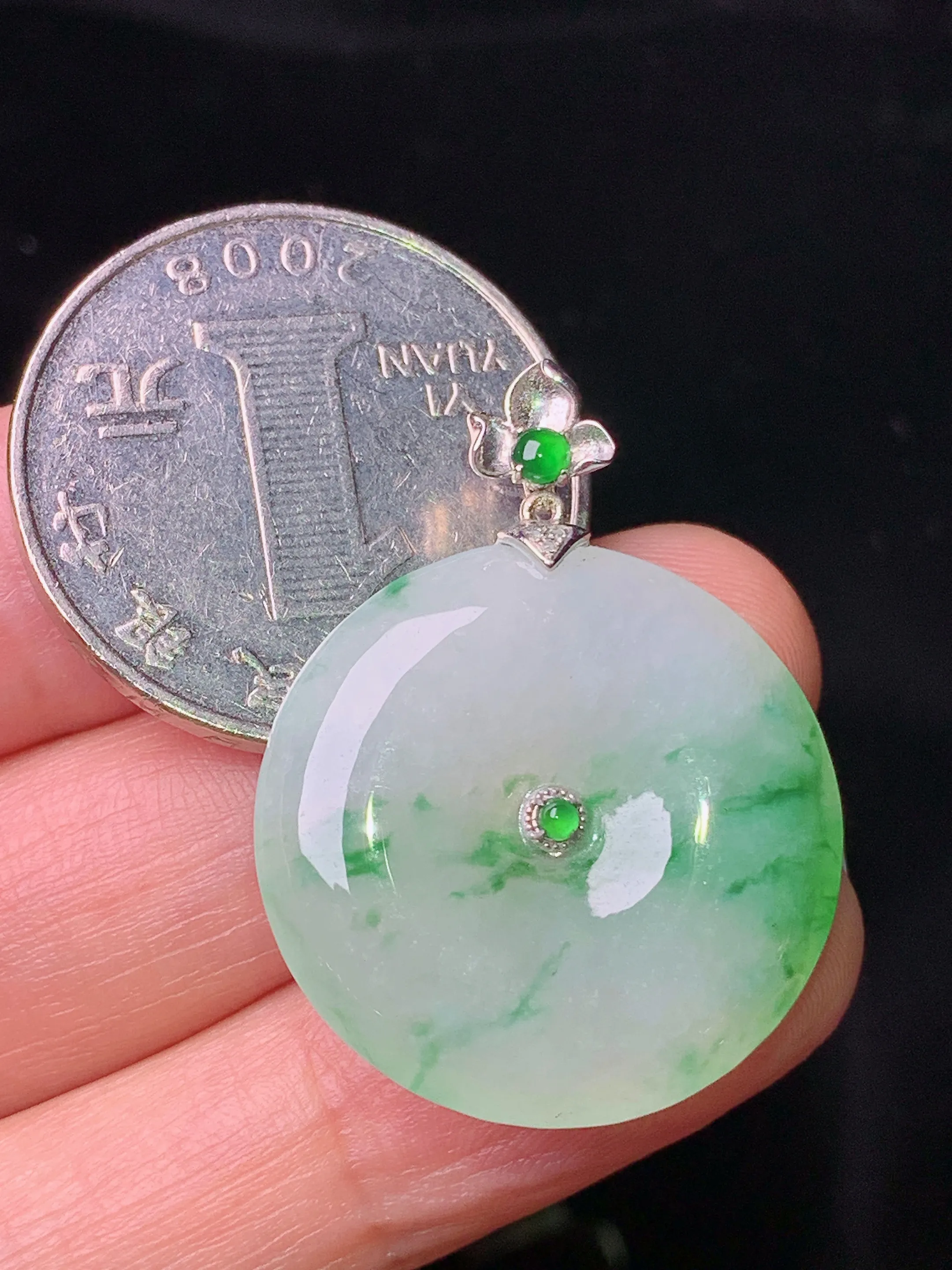 18k金镶嵌飘绿平安扣吊坠 玉质细腻 水润亮眼 色泽艳丽 整体尺寸31.2*23.8*4.8