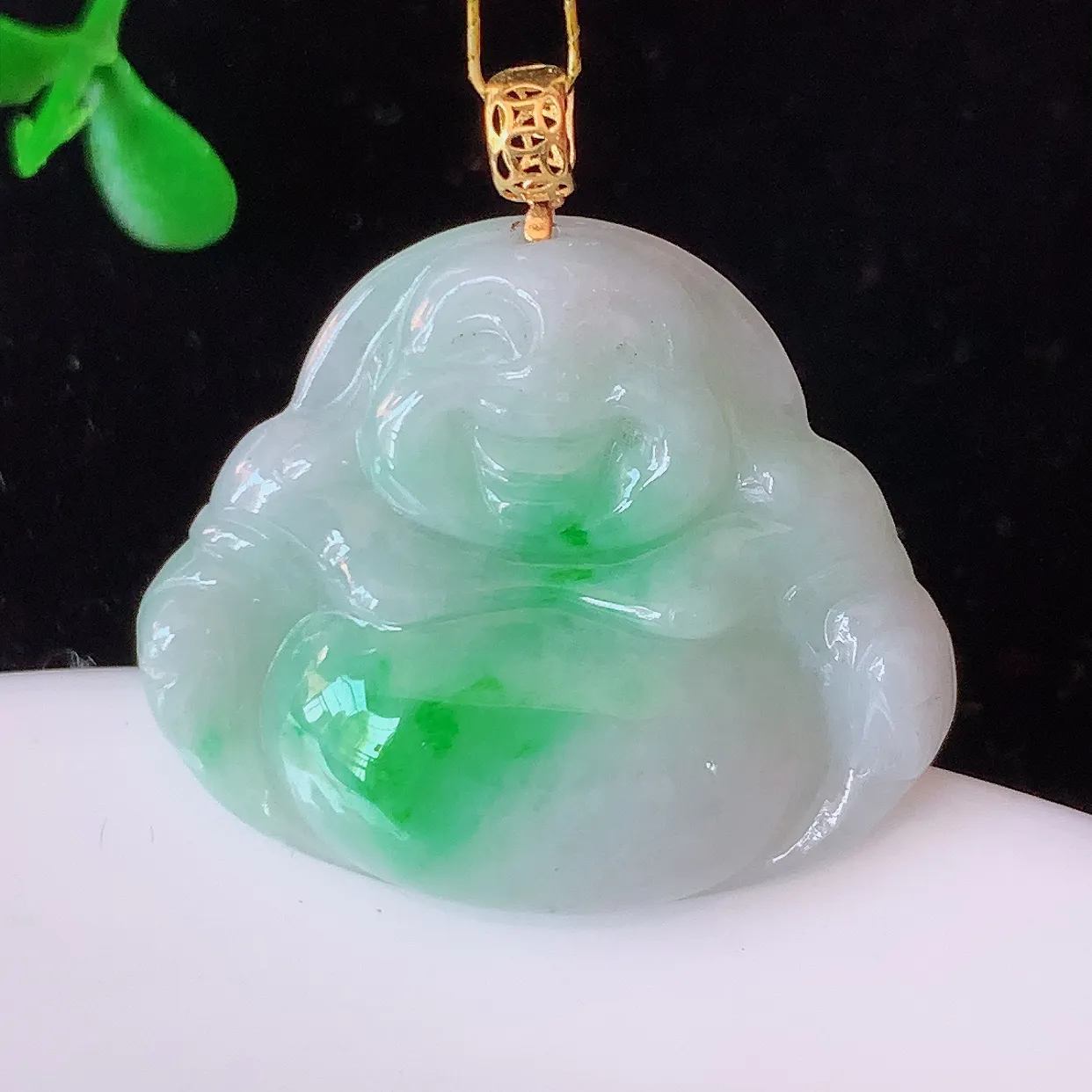 18k金镶嵌冰润飘绿翡翠佛公吊坠，款式新颖，佩戴效果时尚出众，尽显气质，水润精细，美感十足。#35.7