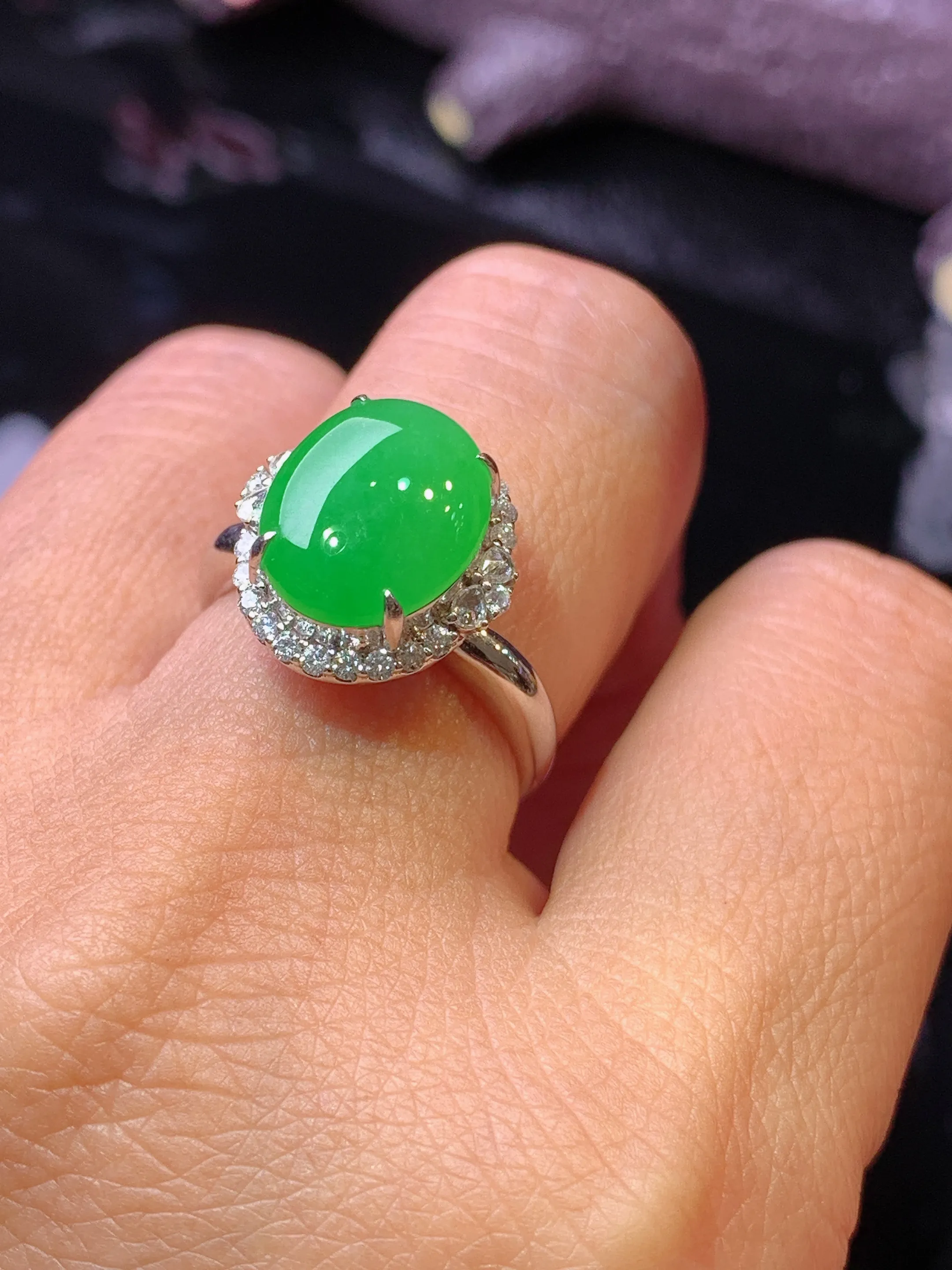 18k金钻镶嵌满绿蛋面戒指 玉质细腻 水润亮眼 色泽艳丽 圈口14 整体尺寸14.2*13.5*9.6