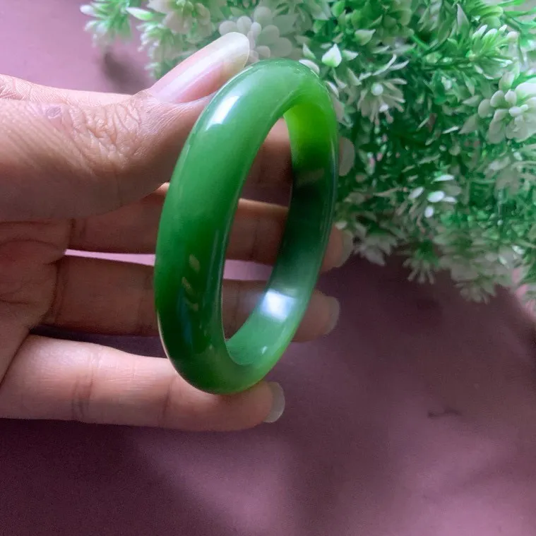 传家宝，54圈口和田玉碧玉苹果绿手镯【挽间柔情】，镯型古朴典雅。在诗情画意的雨巷相遇，你是我腕间的一