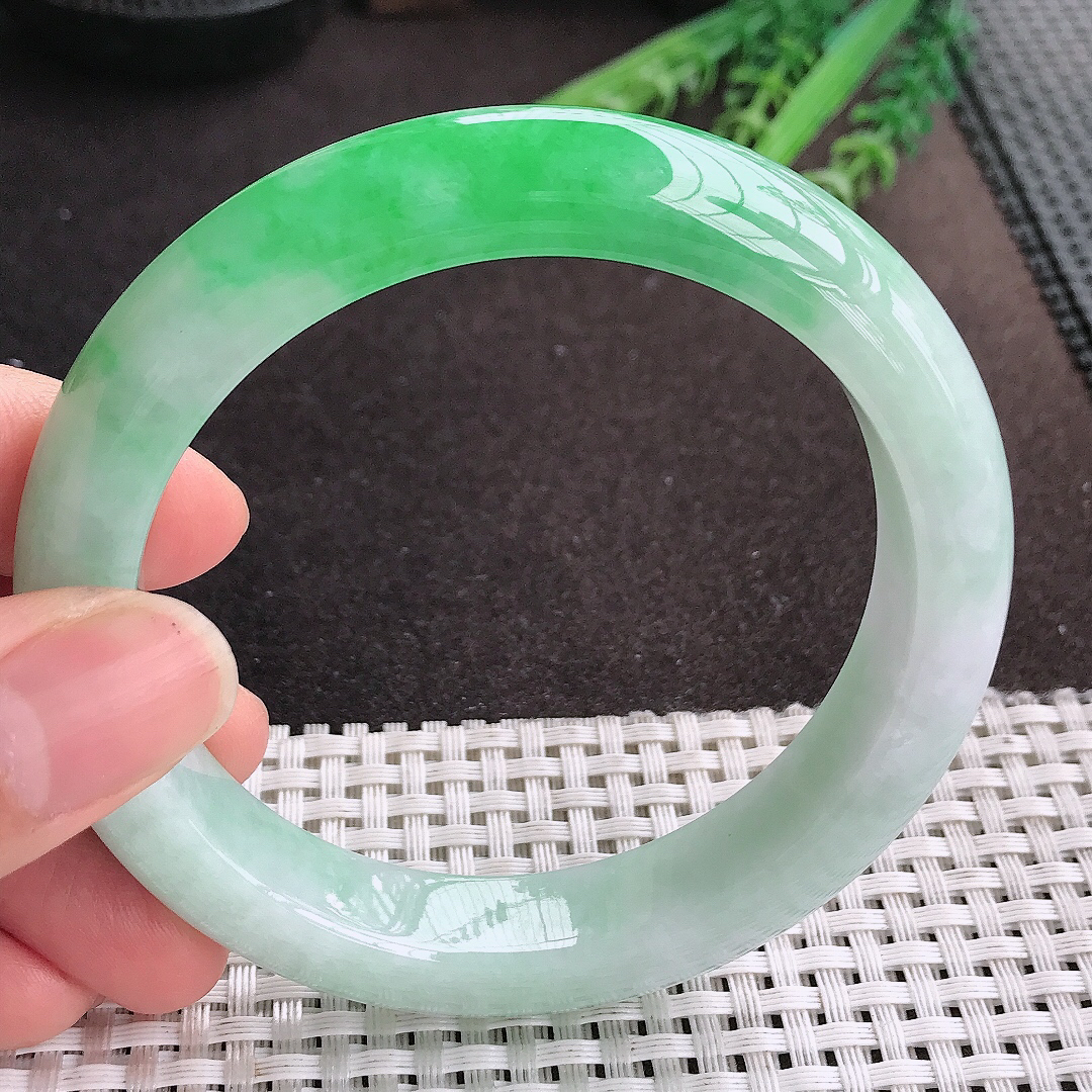 天然A货翡翠61.5/13/9.6老坑精美温润飘阳绿手镯大圈口宽边玉镯