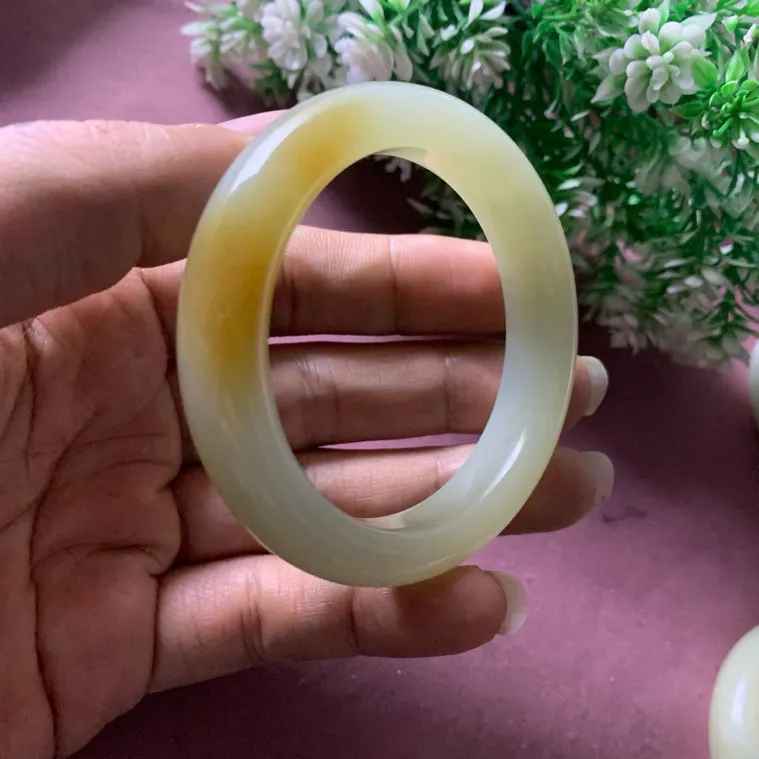 和田玉53圈口且末糖料手镯，圈口53宽12玉质细腻油润 底色纯净 脂粉好，品质高。