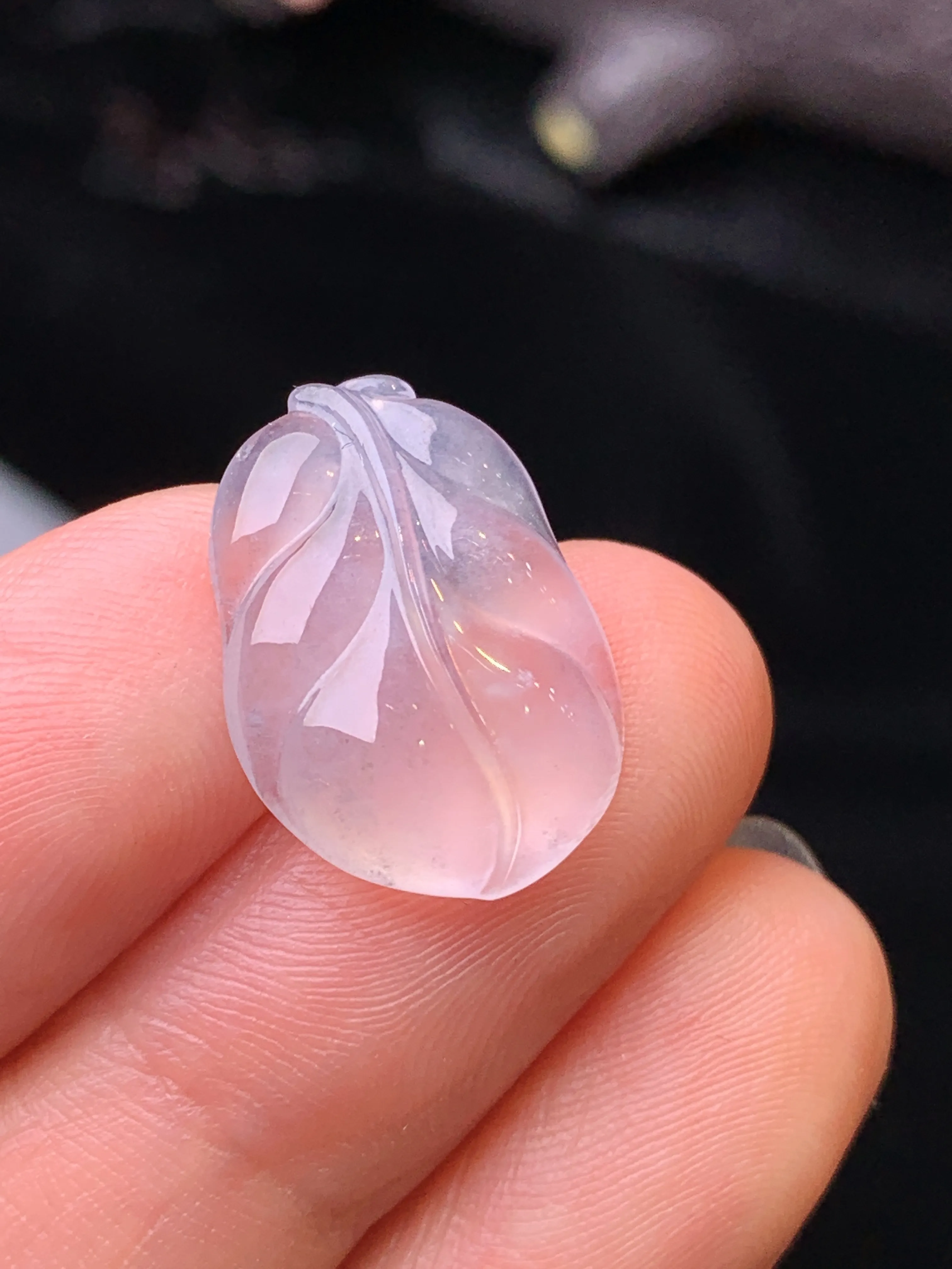 冰种树叶吊坠 玉质细腻 水润亮眼 色泽艳丽 整体尺寸18*12.6*3.9