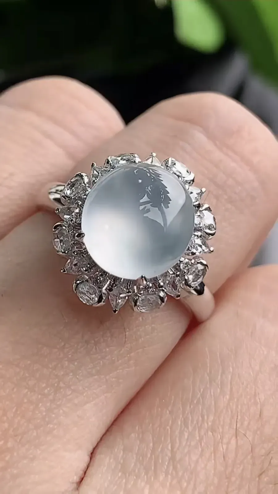 a货翡翠老坑冰种18K金伴钻镶嵌白月光蛋面戒指 圈口17.6裸石尺寸9.3×9mm 重量3.55g 1208