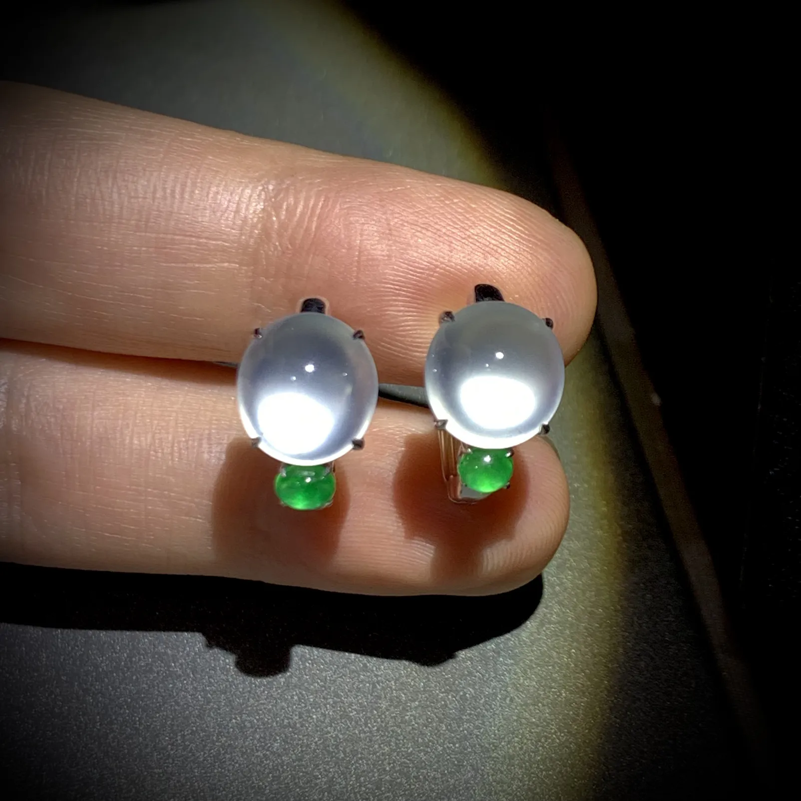 高品质白蛋面耳拍，裸石10-9.3-5.5mm，
18K金，南非钻，翡翠绿蛋面，55.3g，