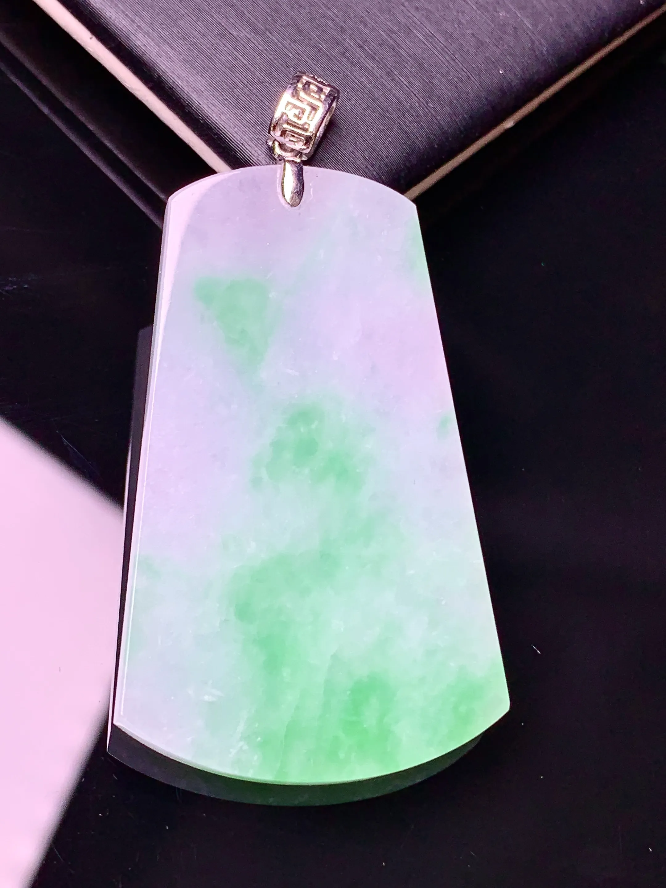 18k金镶嵌飘绿无事牌吊坠 玉质细腻 水润亮眼 色泽艳丽 整体尺寸51.6*26.6*3.2