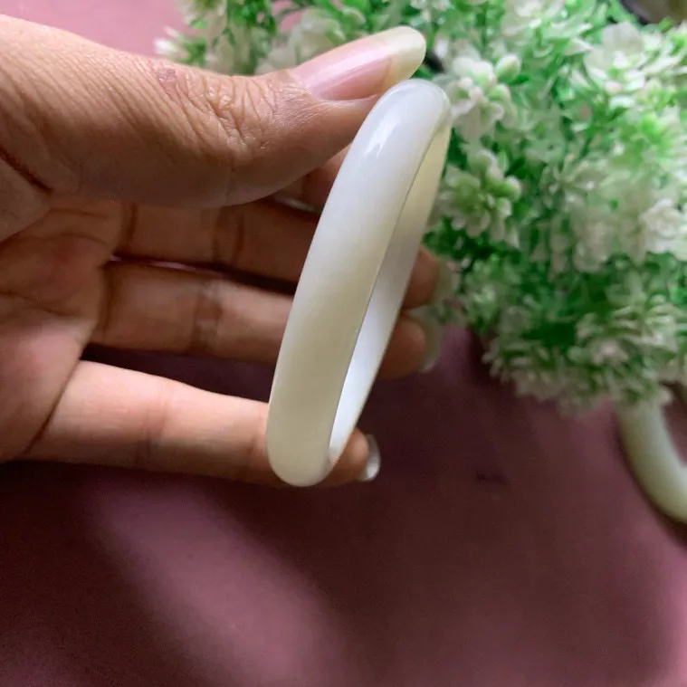 53.5圈口和田玉羊脂白手镯，精品白玉手镯，【挽间柔情】，镯型古朴典雅。在诗情画意的雨巷相遇，你是我