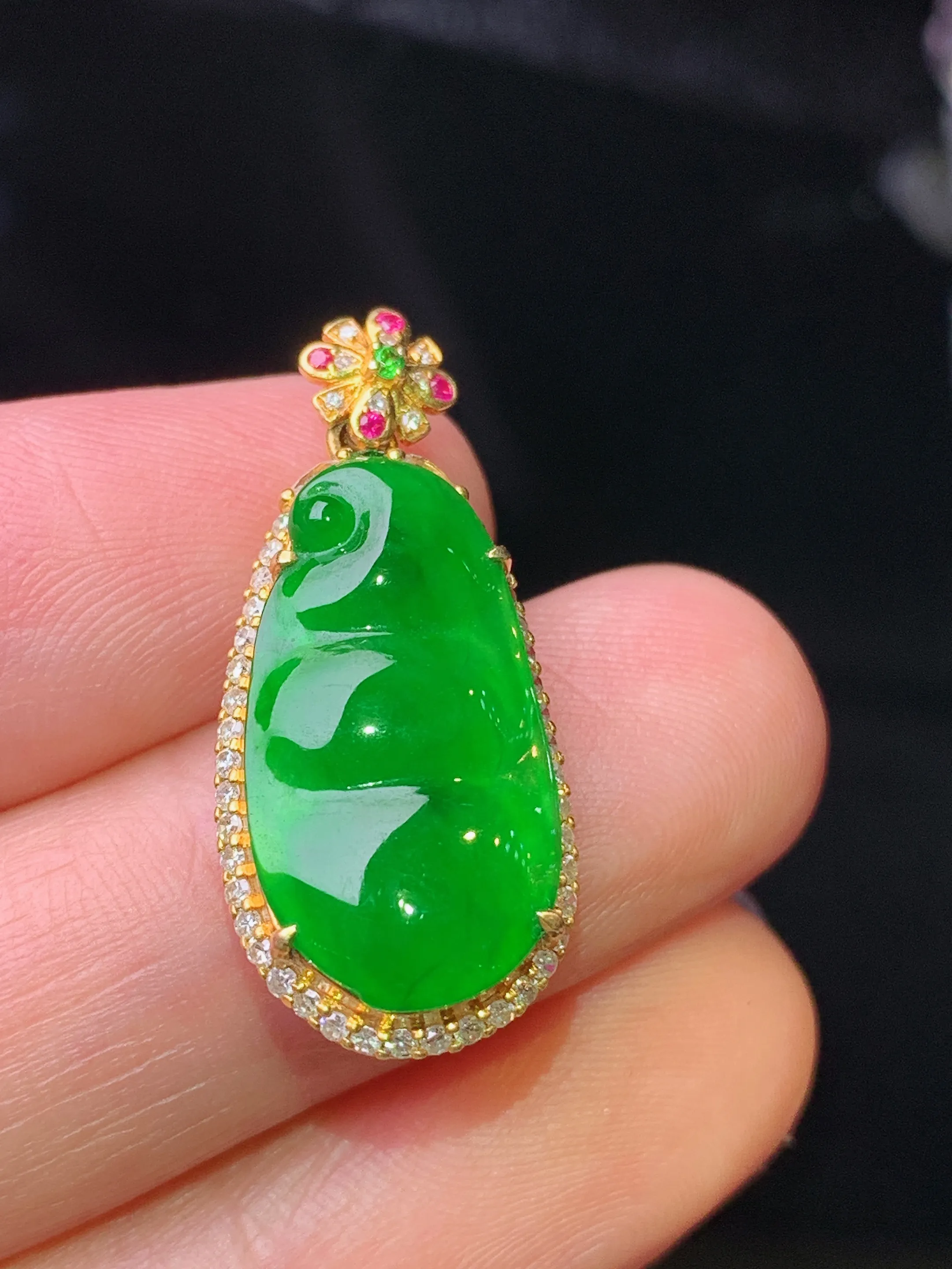 18k金钻镶嵌满绿四季豆吊坠 玉质细腻 水润亮眼 色泽艳丽 整体尺寸27.3*12*6.5