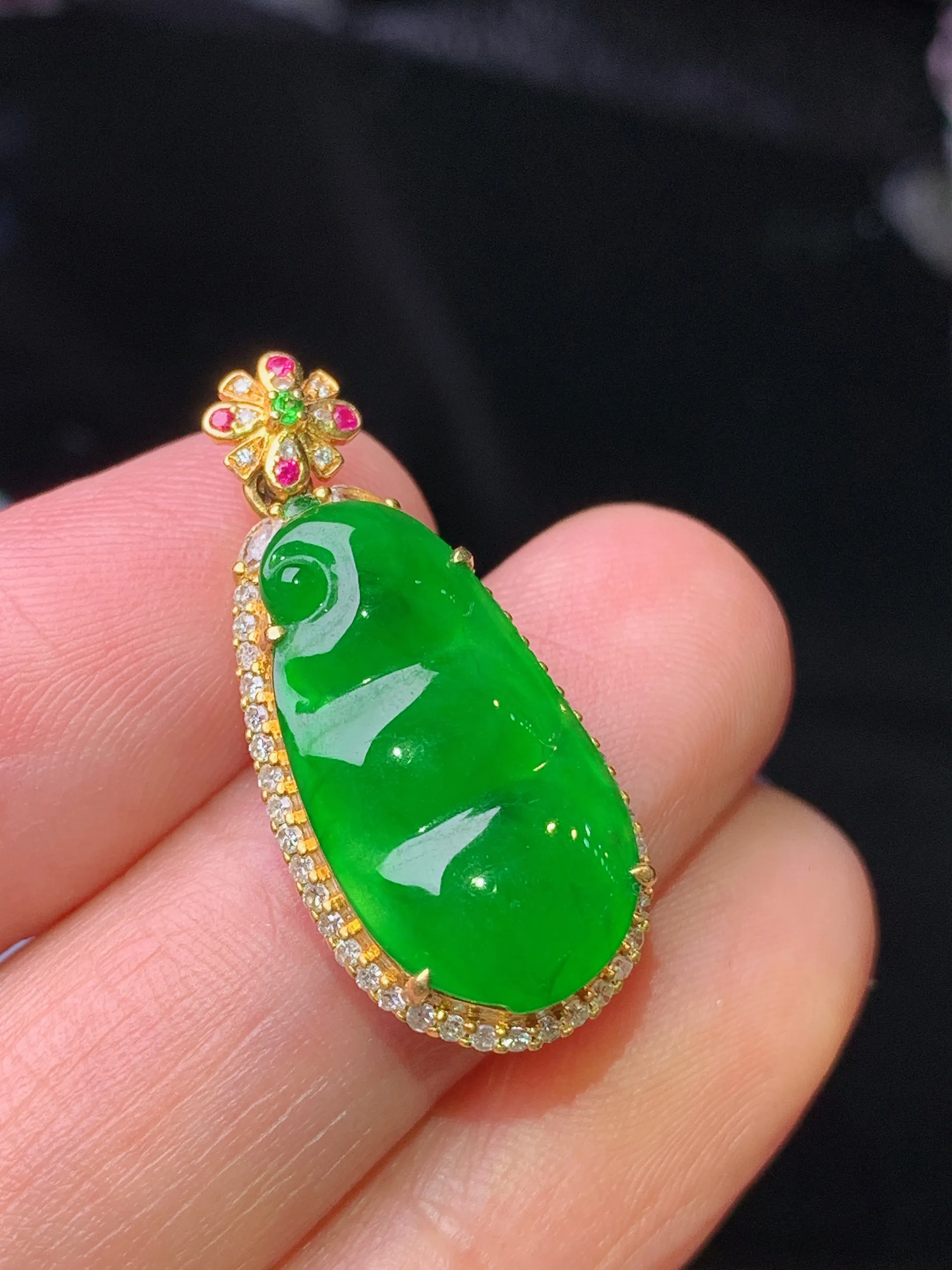 18k金钻镶嵌满绿四季豆吊坠 玉质细腻 水润亮眼 色泽艳丽 整体尺寸27.3*12*6.5